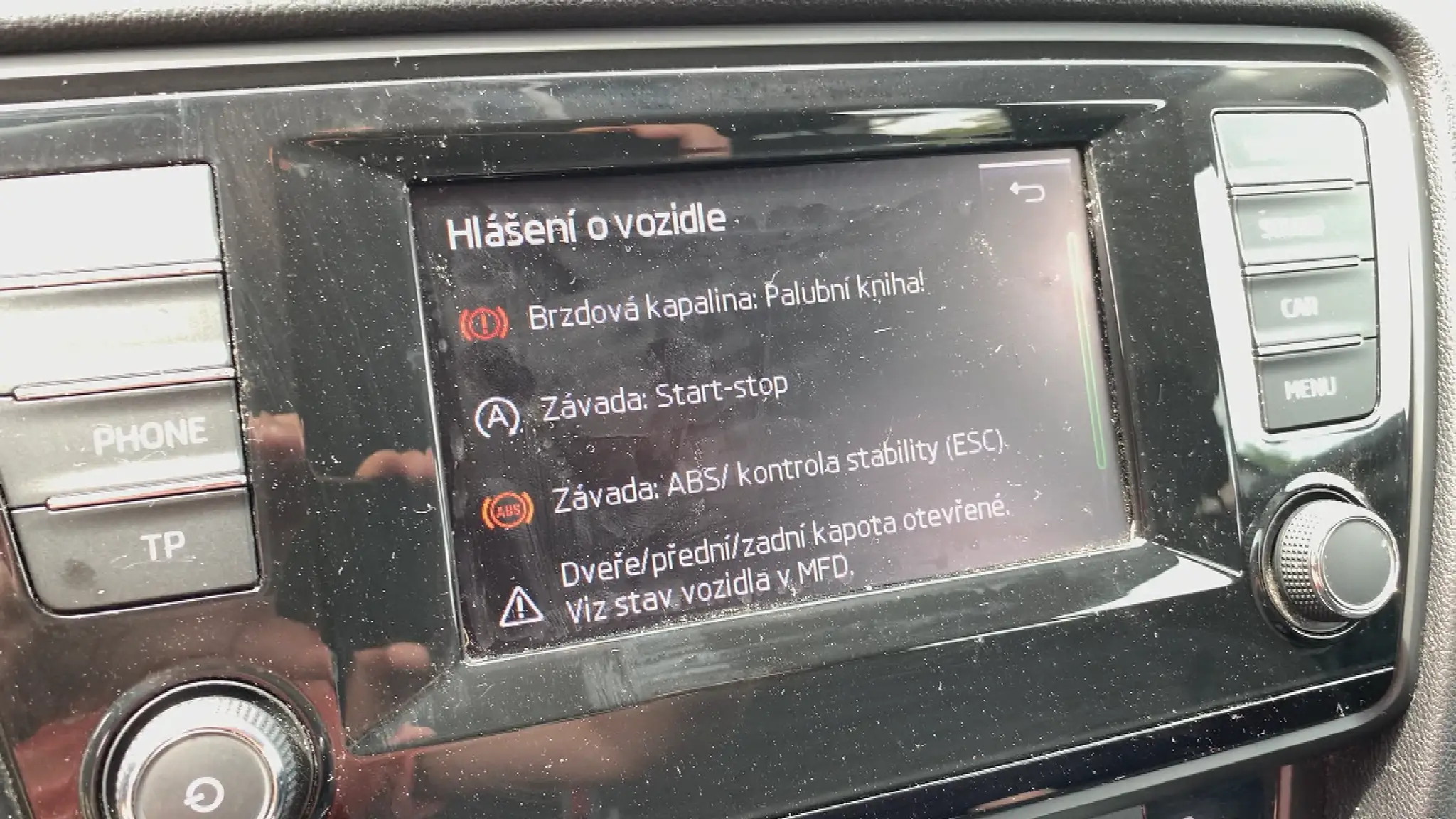 Chyby, ktoré auto uvádzalo po naštartovaní.