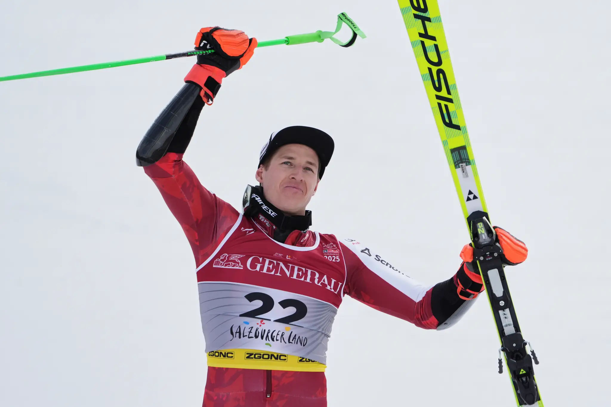 Rakúsky lyžiar  Raphael Haaser oslavuje v cieli