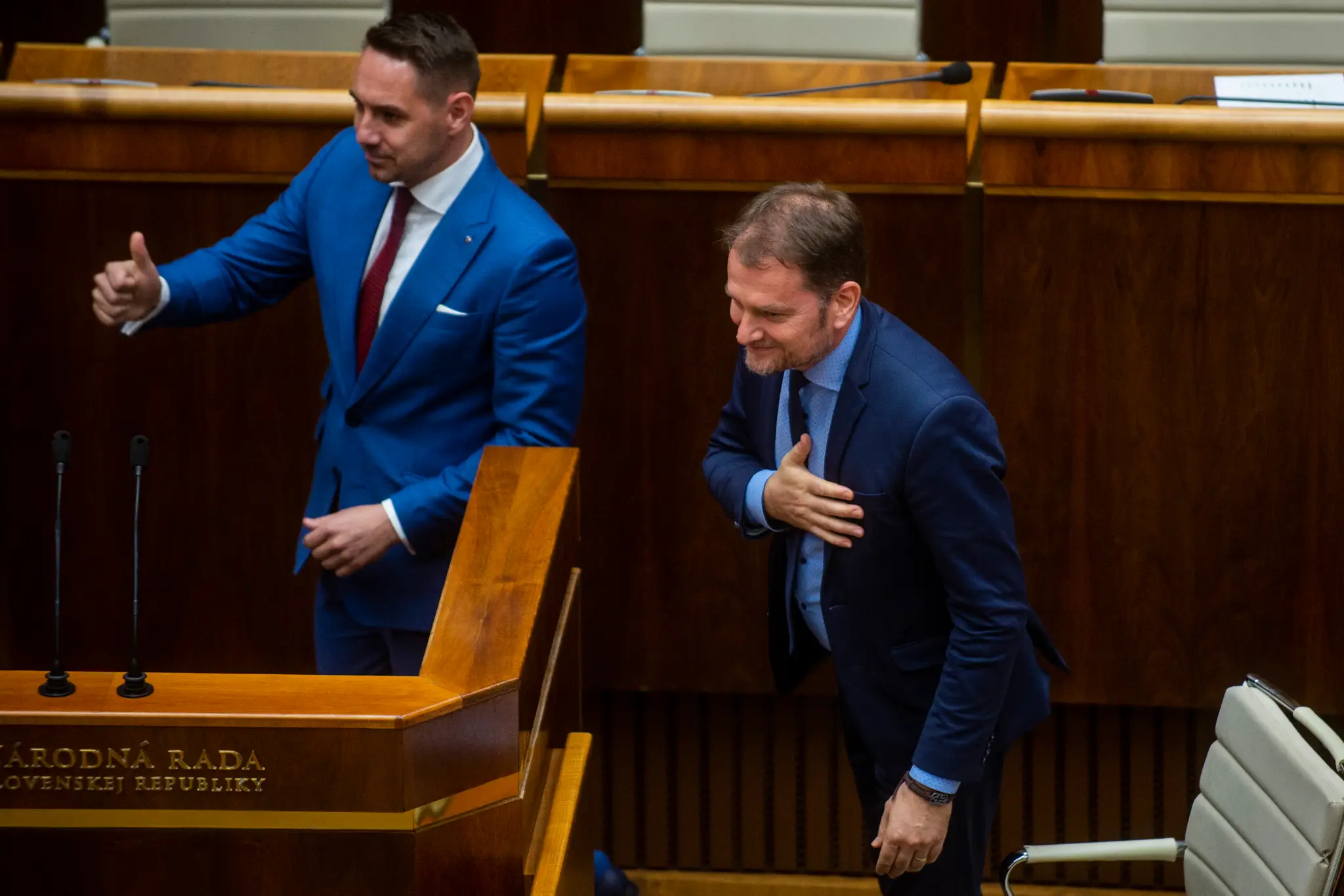 Na snímke sprava minister financií SR Igor Matovič a poslanec NR SR György Gyimesi (obaja OĽaNO) sa tešia po schválení protiinflačného balíka na pomoc rodinám z dielne ministra financií na 65. schôdzi parlamentu v Bratislave v utorok 24. mája 2022.