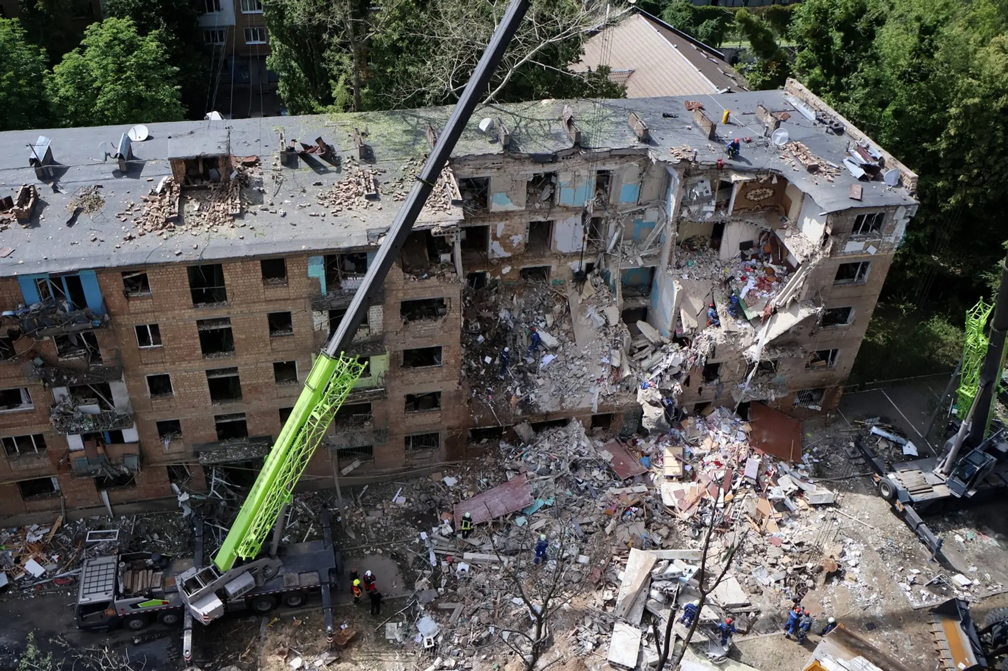 Následky ruského útoku na civilnú infraštruktúru v Kyjeve, Ukrajina – 23. júna 2025.