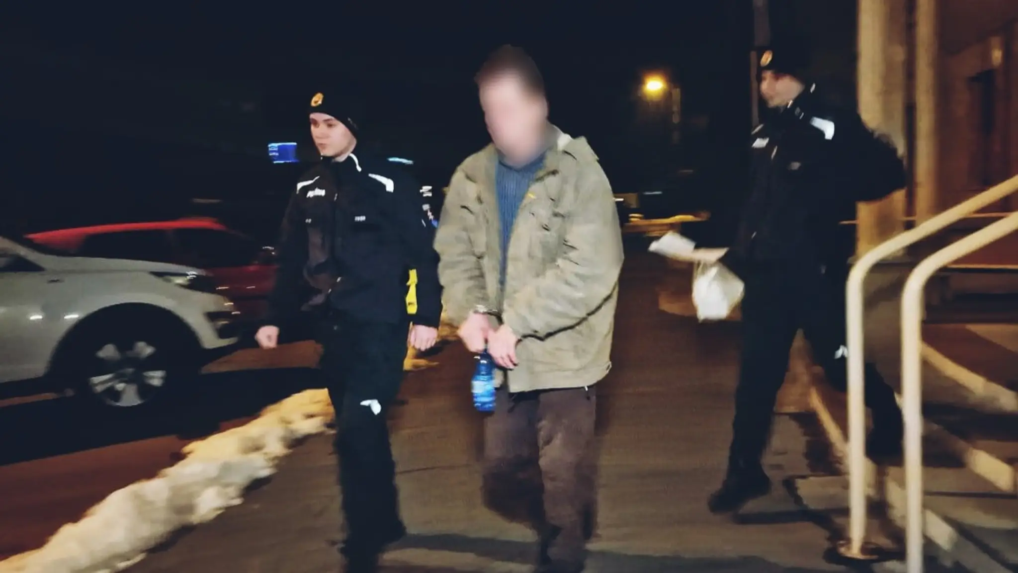 Policajti podozrivého zadržali. 