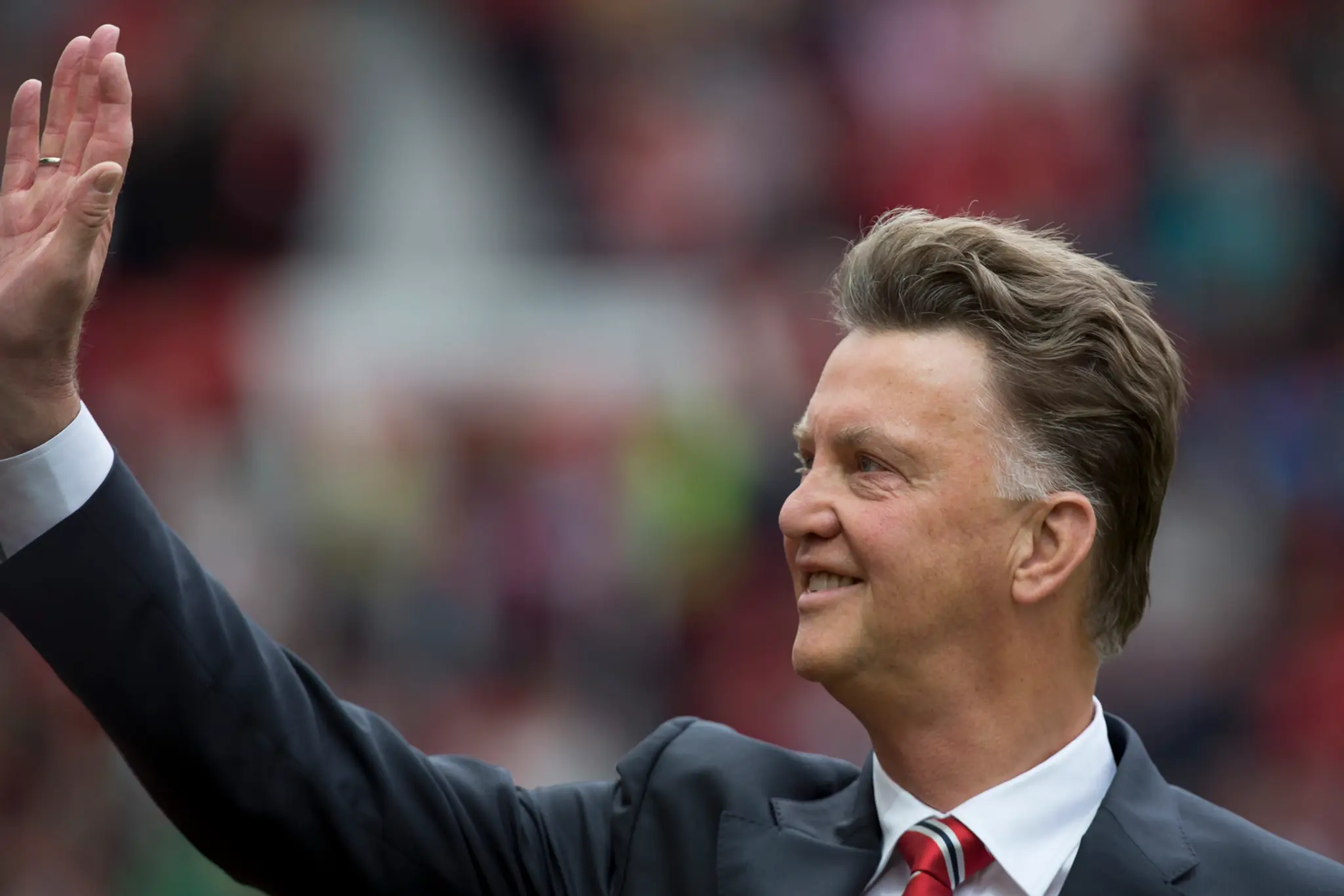 Tréner Manchestru United Louis van Gaal zdraví fanúšikov pred prvým zápasom v Premier League.