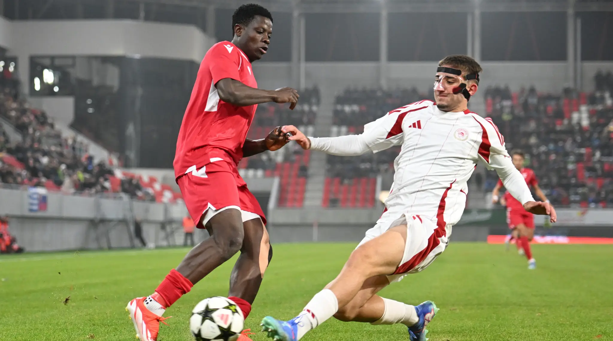 Sani Suleiman (vľavo) v drese Trenčína v súboji mládežníckej Ligy majstrov.