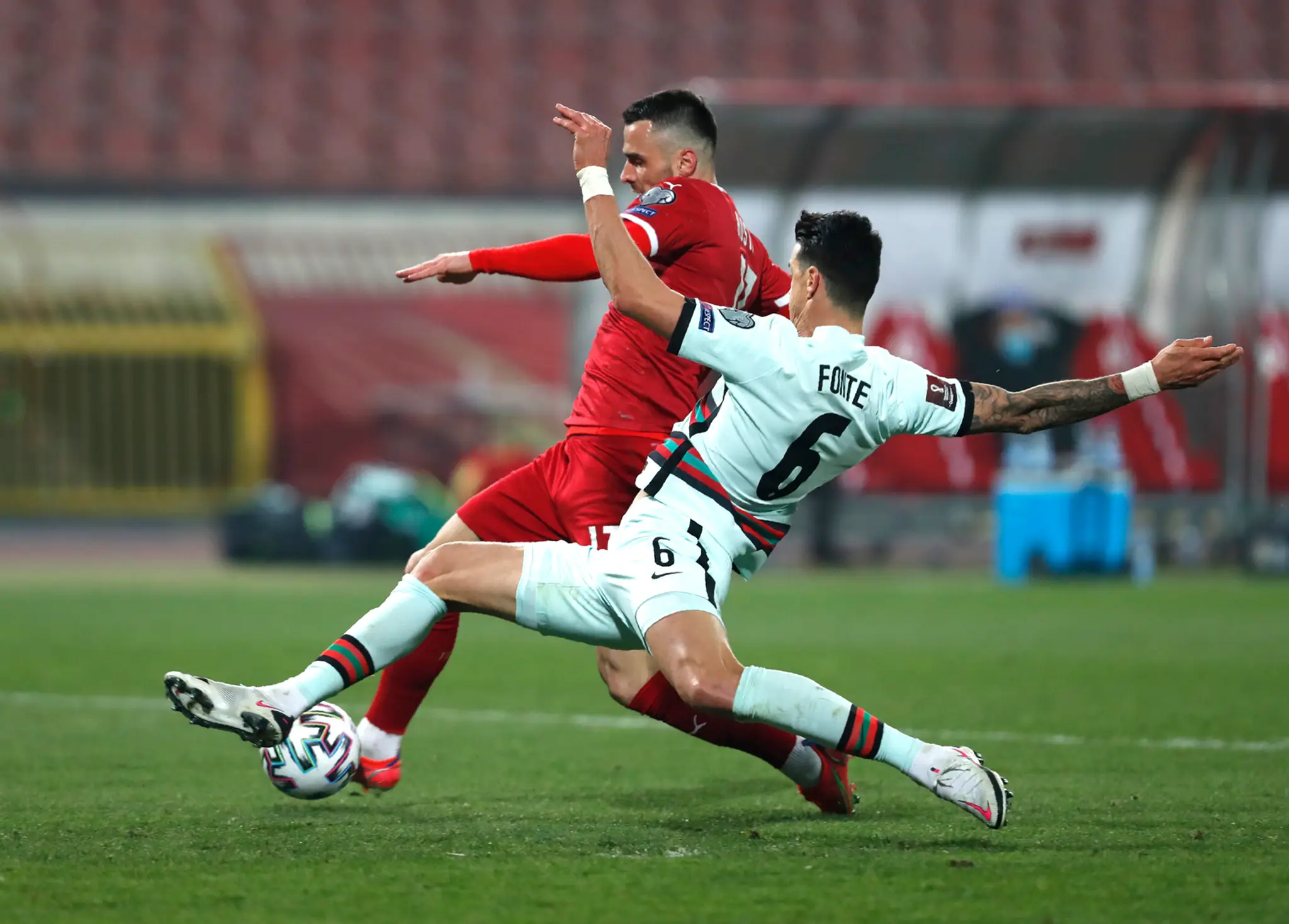 Na snímke vľavo v pozadí srbský stredopoliar Filip Kostič strieľa druhý gól v zápase A-skupiny kvalifikácie MS 2022
