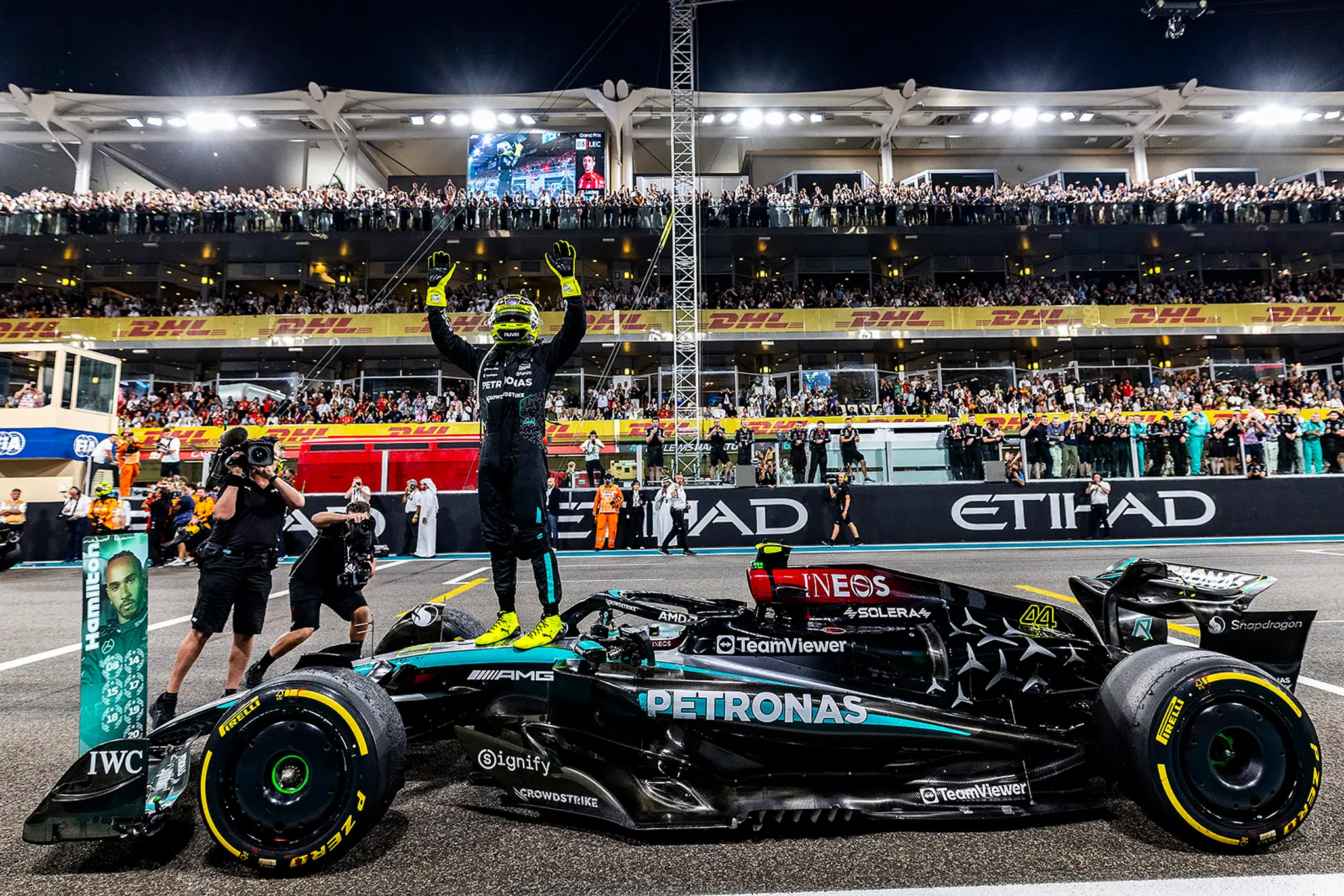 Lewis Hamilton sa s Mercedesom rozlúčil štvrtým miestom v Abú Zabí.