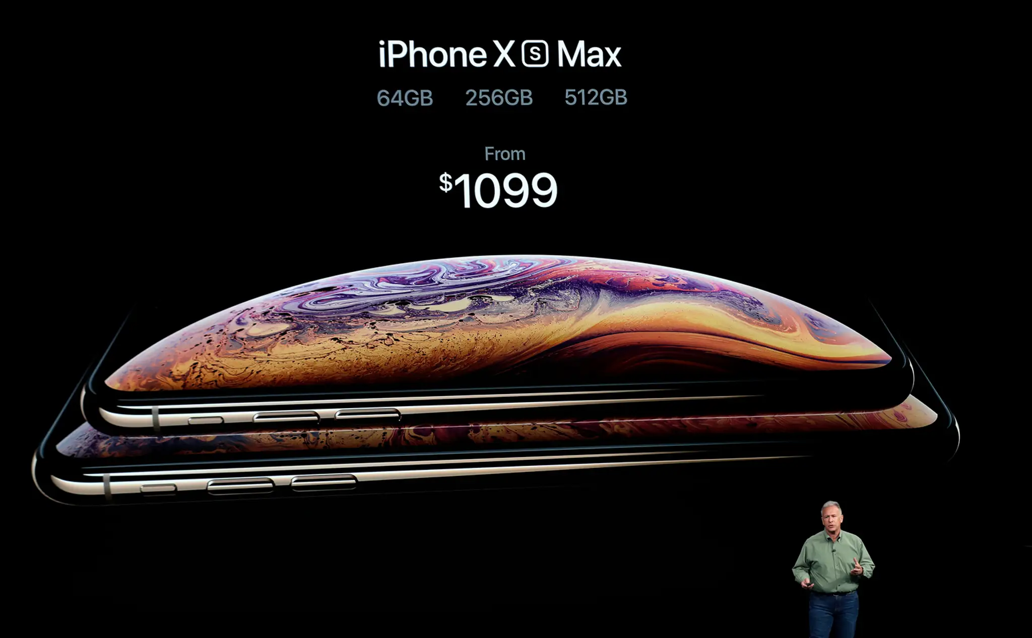 Riaditeľ marketingu  spoločnosti Apple Phil Schiller predstavuje nový model iPhone XS Max.
