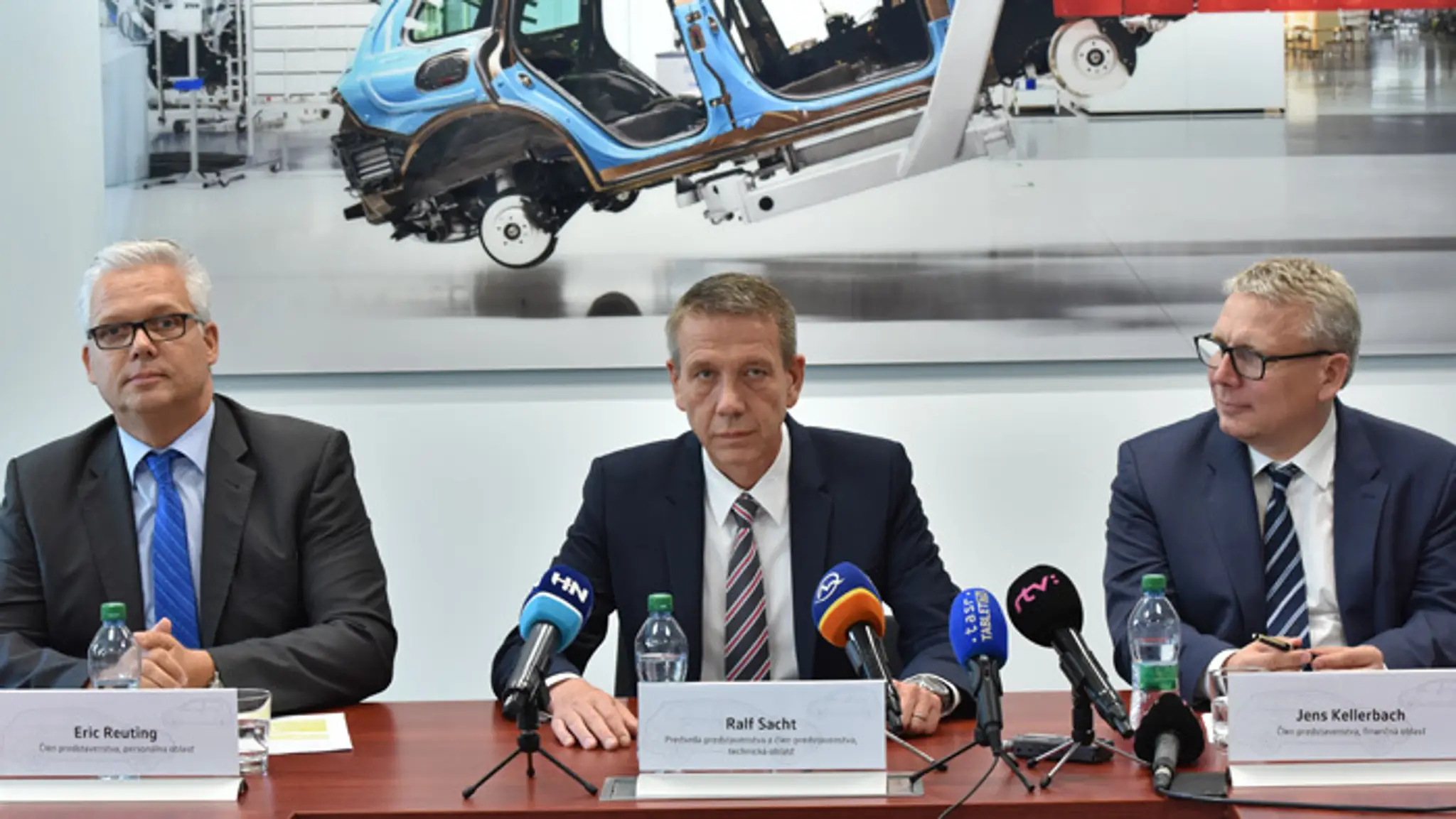 Členovia predstavenstva Volkswagen Slovakia – Eric Reuting, Ralf Sacht a Jens Kellerbach.