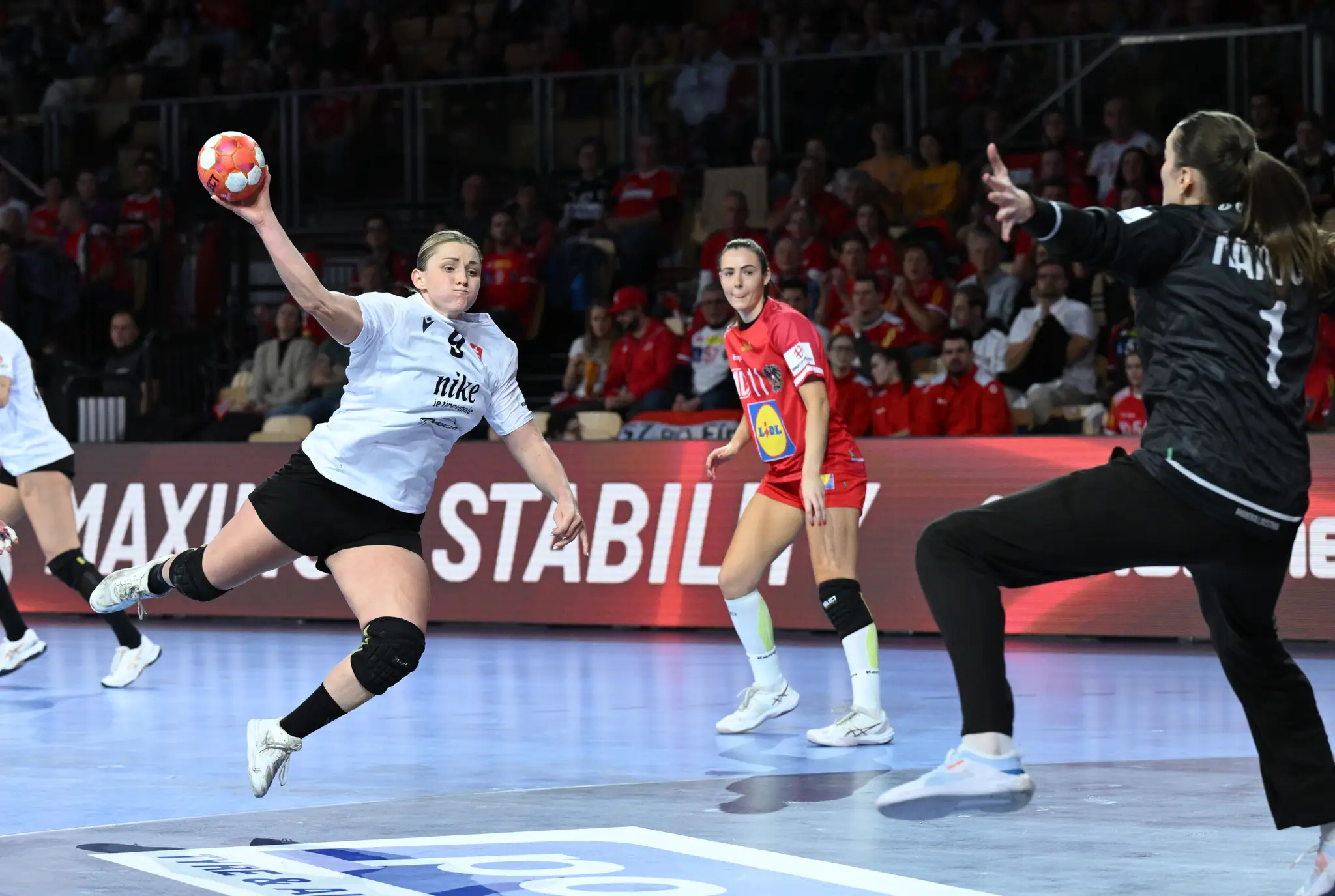 Na snímke Kristína Pastorková (Slovensko) a brankárka Lena Ivančoková (Rakúsko)