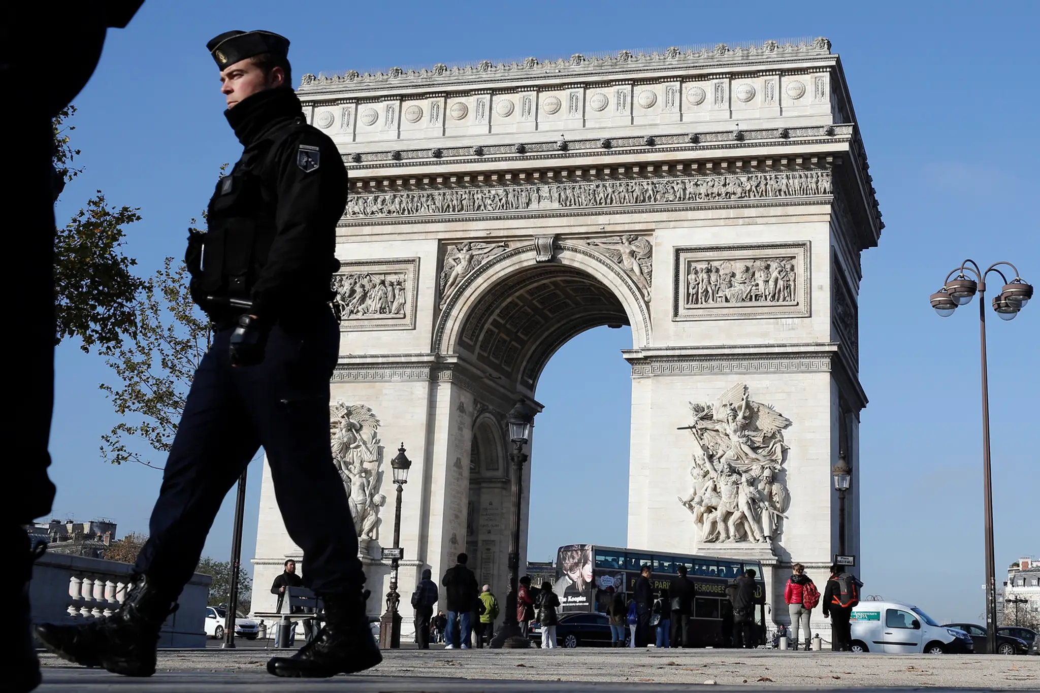 Dôstojník francúzskeho žandárstva hliadkuje na bulvári Champs Elysees