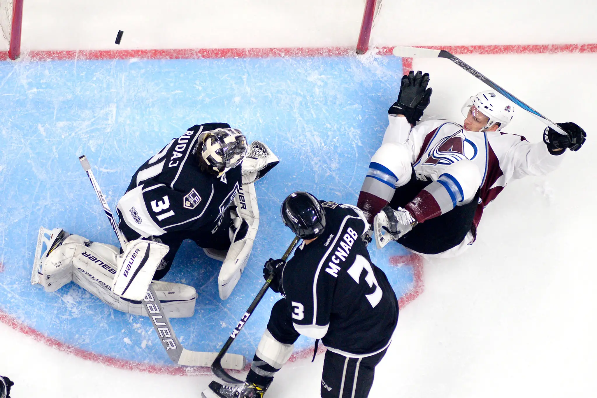 Hokejista Colorada Avalanche  Blake Comeau, brankár Los Angeles Kings  Peter Budaj  a jeho spoluhráč Brayden McNabb.