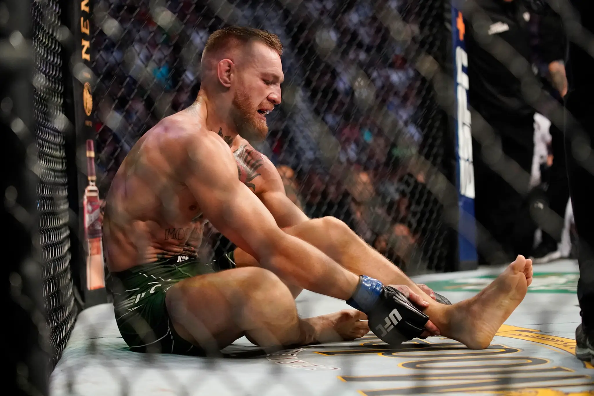 McGregor si  drží zlomený členok.
