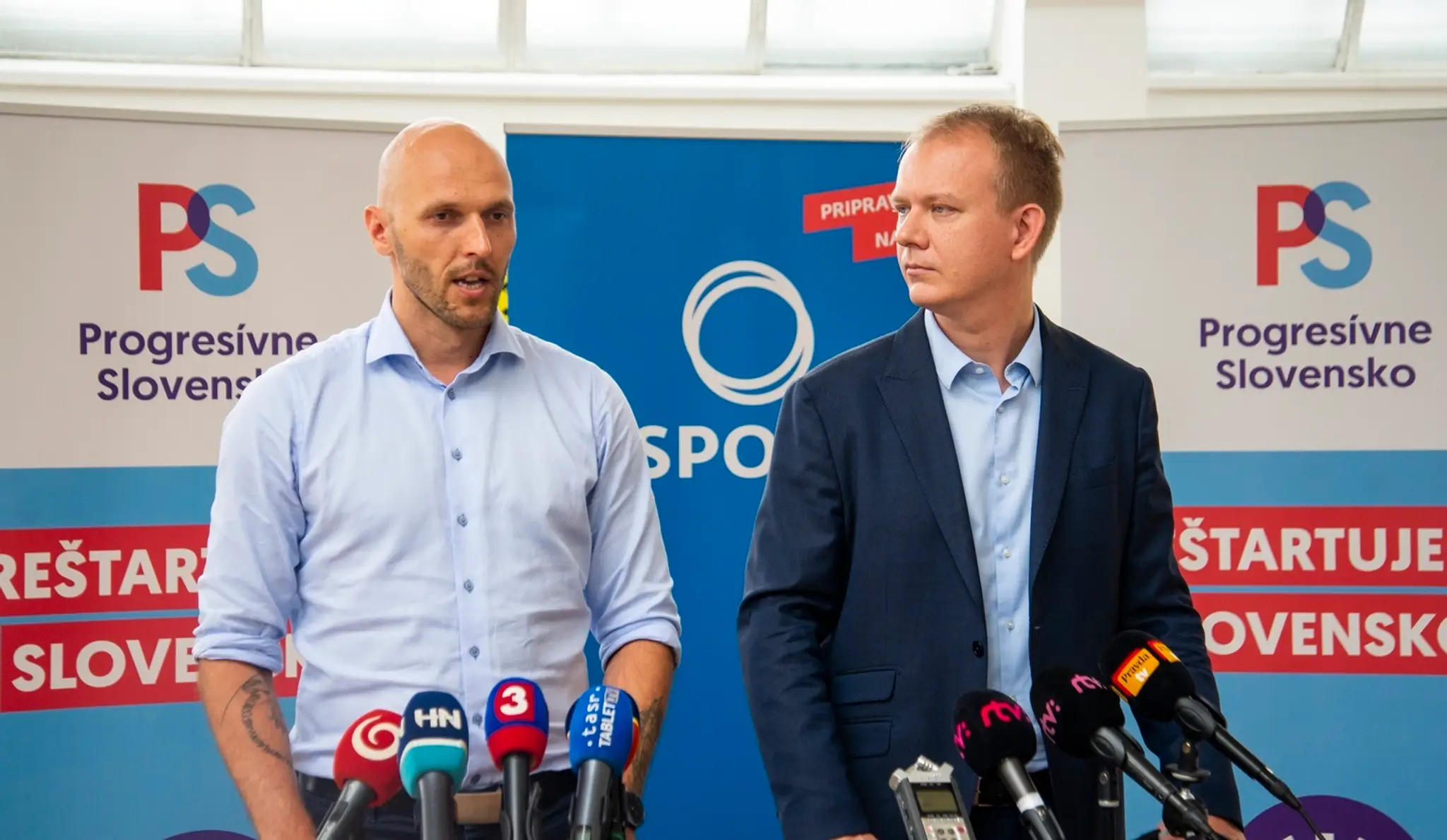 Otvorené okná na byte, v ktorom horelo.