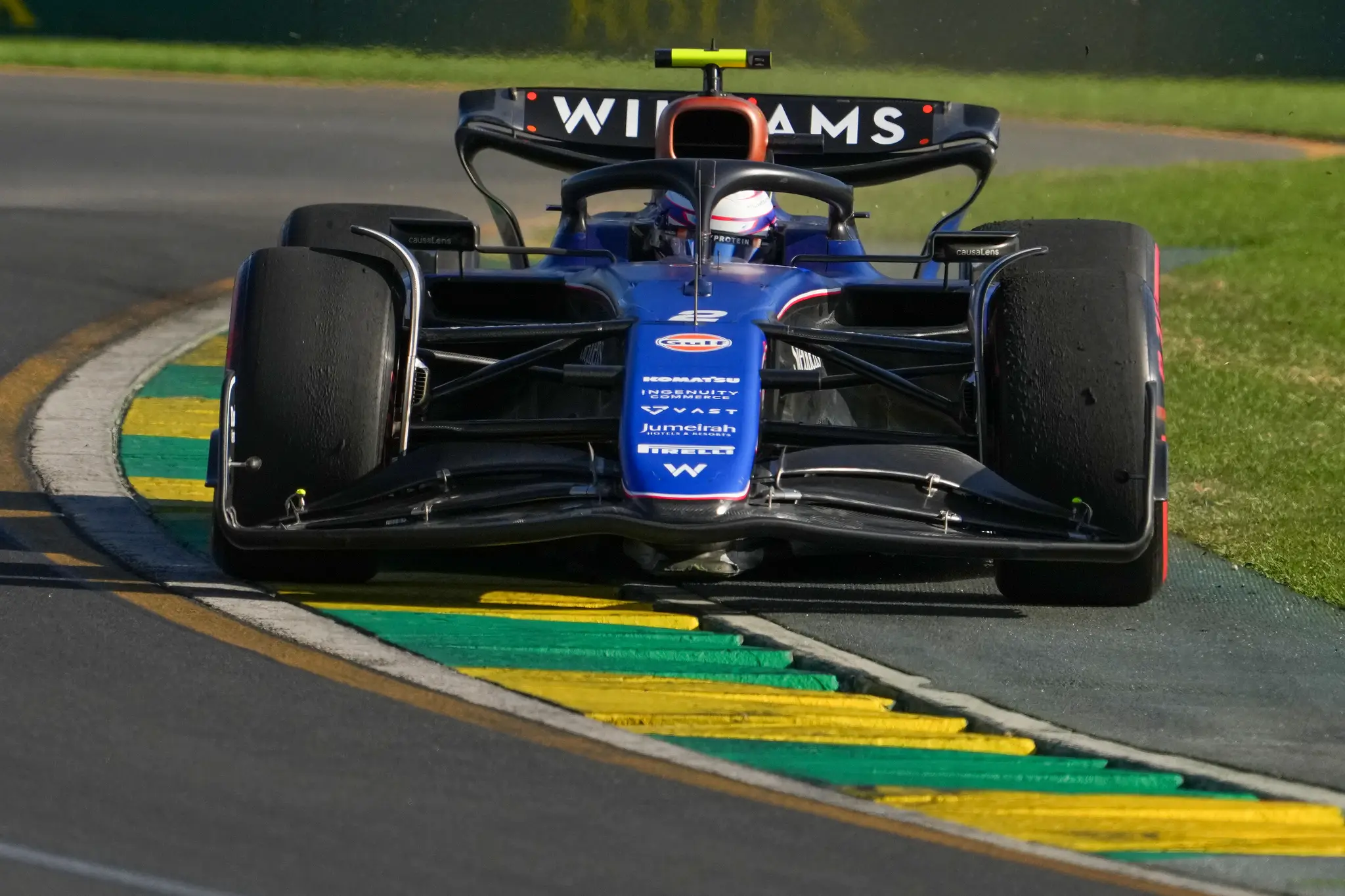 Americký jazdec F1 Logan Sargeant zo stajne Williams.