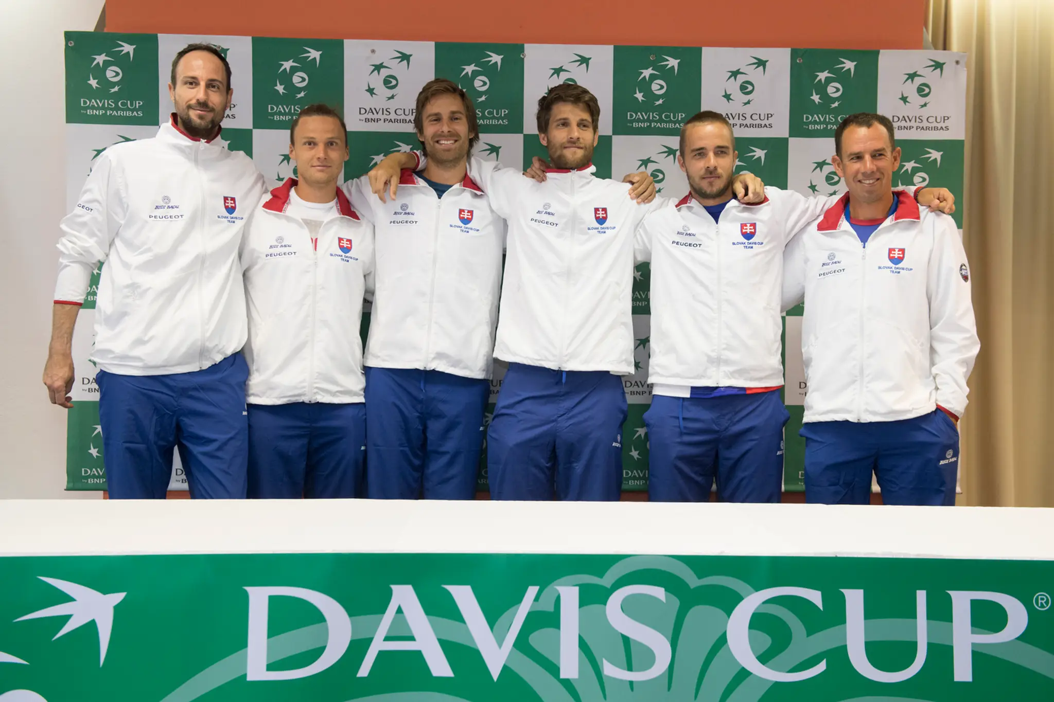 Slovenskí tenisoví reprezentanti zľava Igor Zelenay, Norbert Gomboš, Martin Kližan Jozef Kovalík, Andrej Martin a kapitán Domini