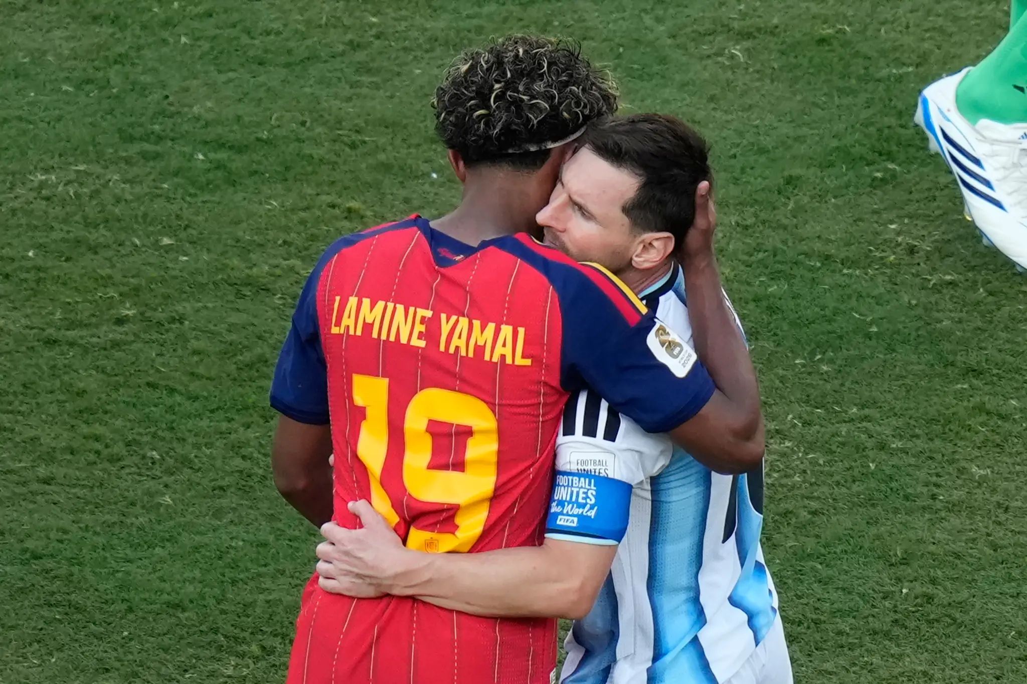 Megahviezdy svetového futbalu Lamine Yamal a Lionel Messi.