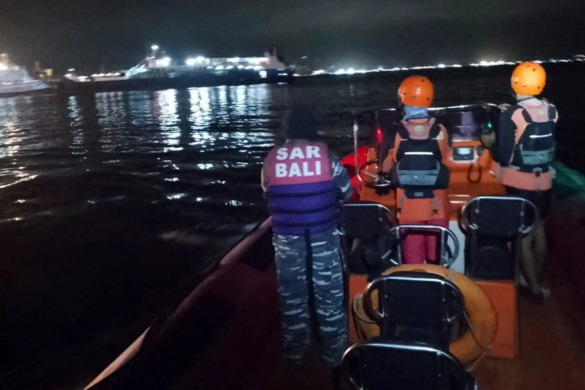 Na snímke záchranári pátrajú po nezvestných po potopení trajektu na Bali.