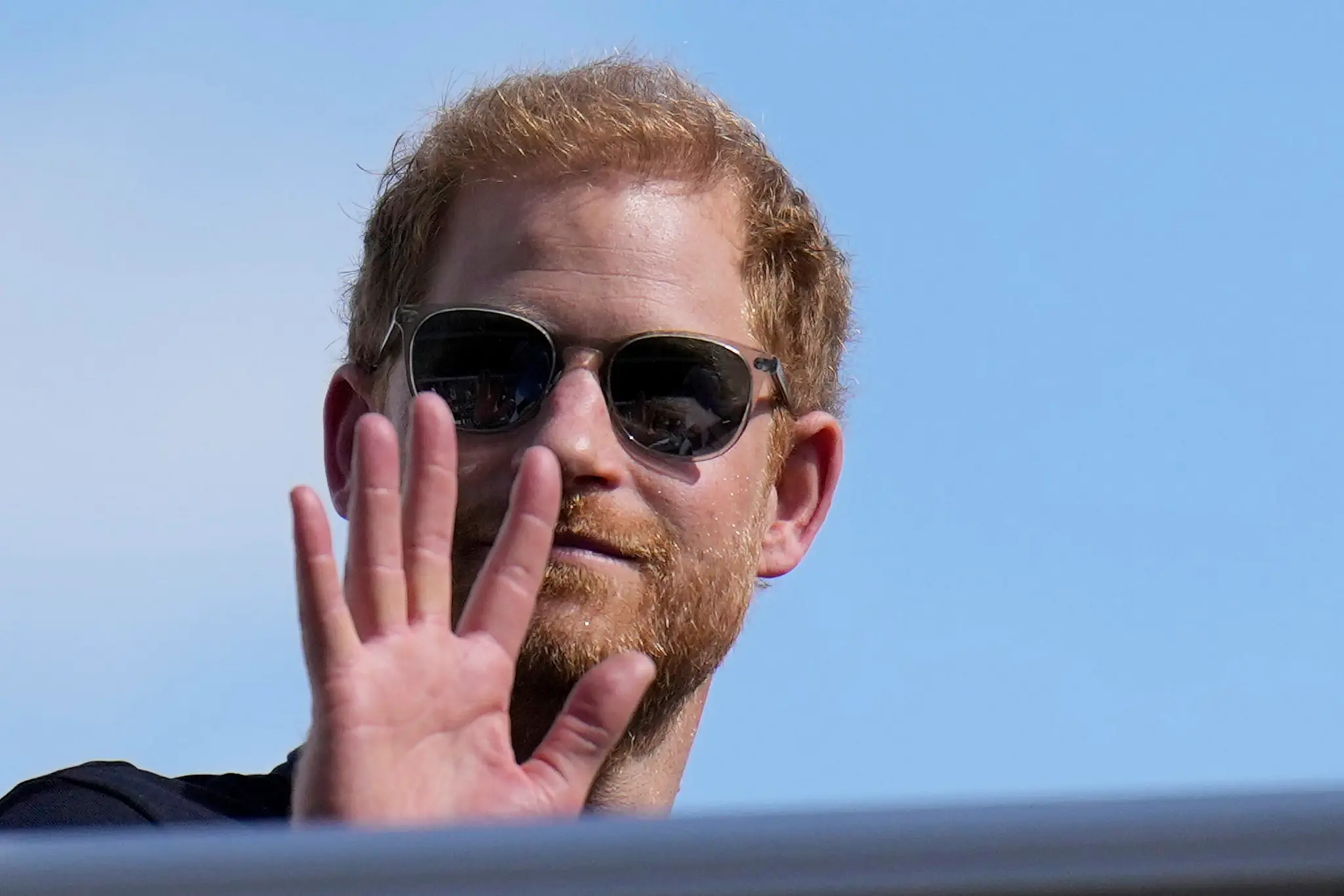Princ Harry po prílete do Londýna.