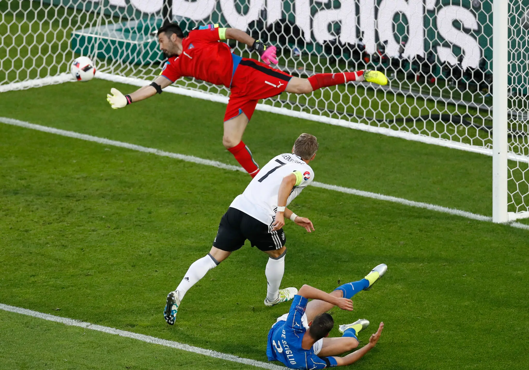 Nemecký futbalista Bastian Schweinsteiger (uprostred) a taliansky brankár Gianluigi Buffon vo štvrťfinále ME.