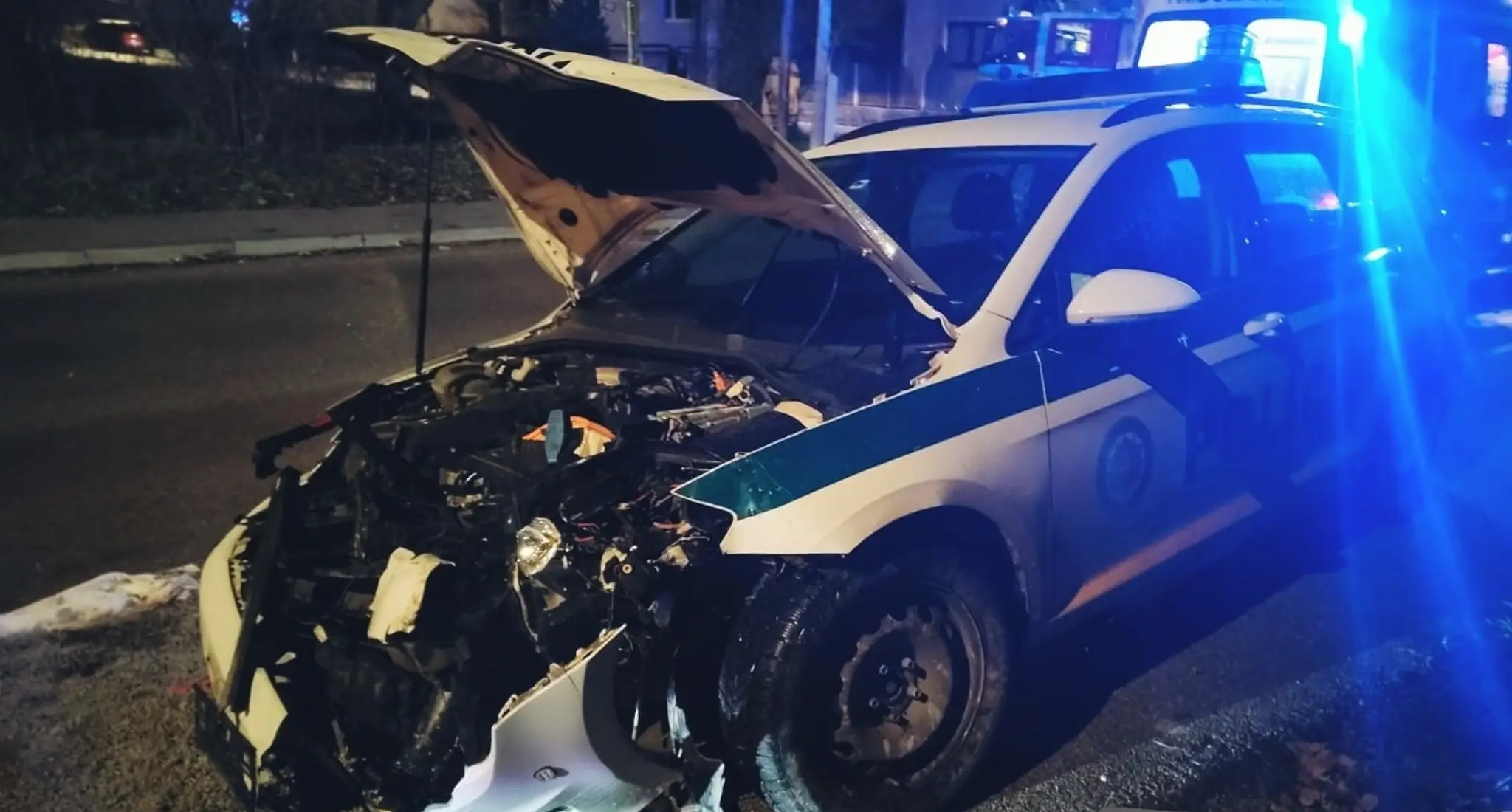 Zranené policajné auto.