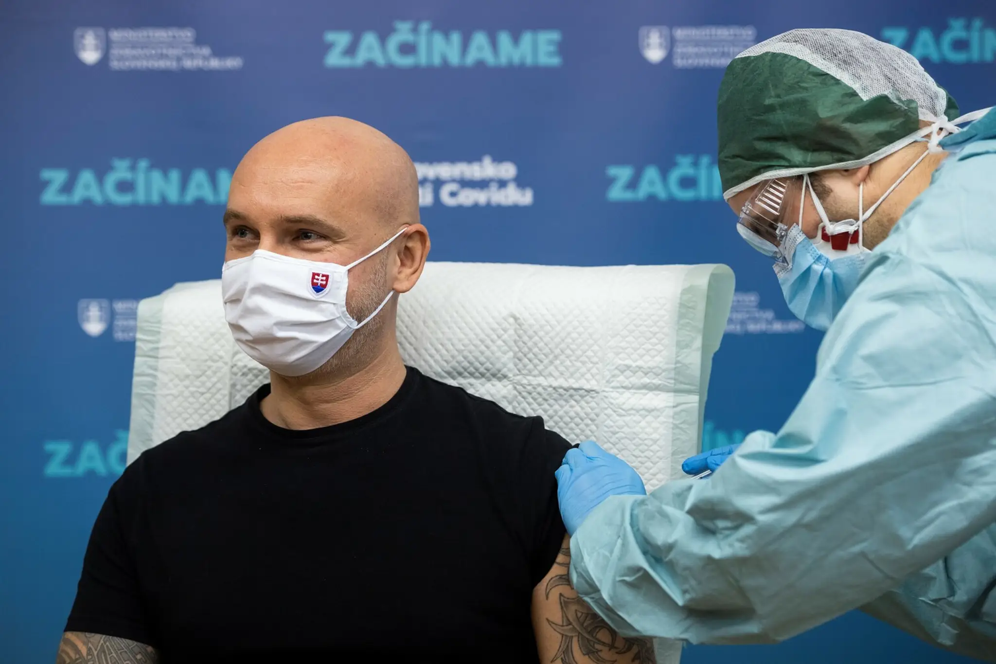 Vo Švédsku bola prvou zaočkovanou 91-ročná dôchodkyňa Gun-Britt Johnssonová.