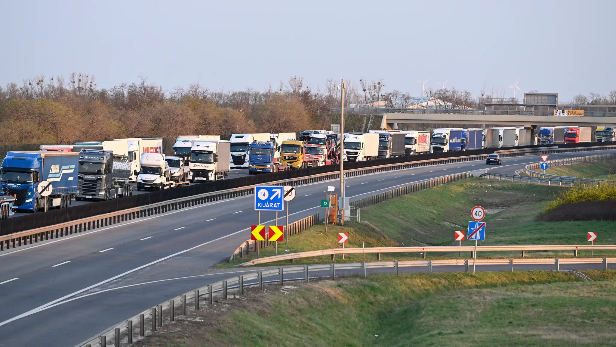 Policajti pre slintačku a krívačku zastavujú vozidlá na hraničných priechodoch