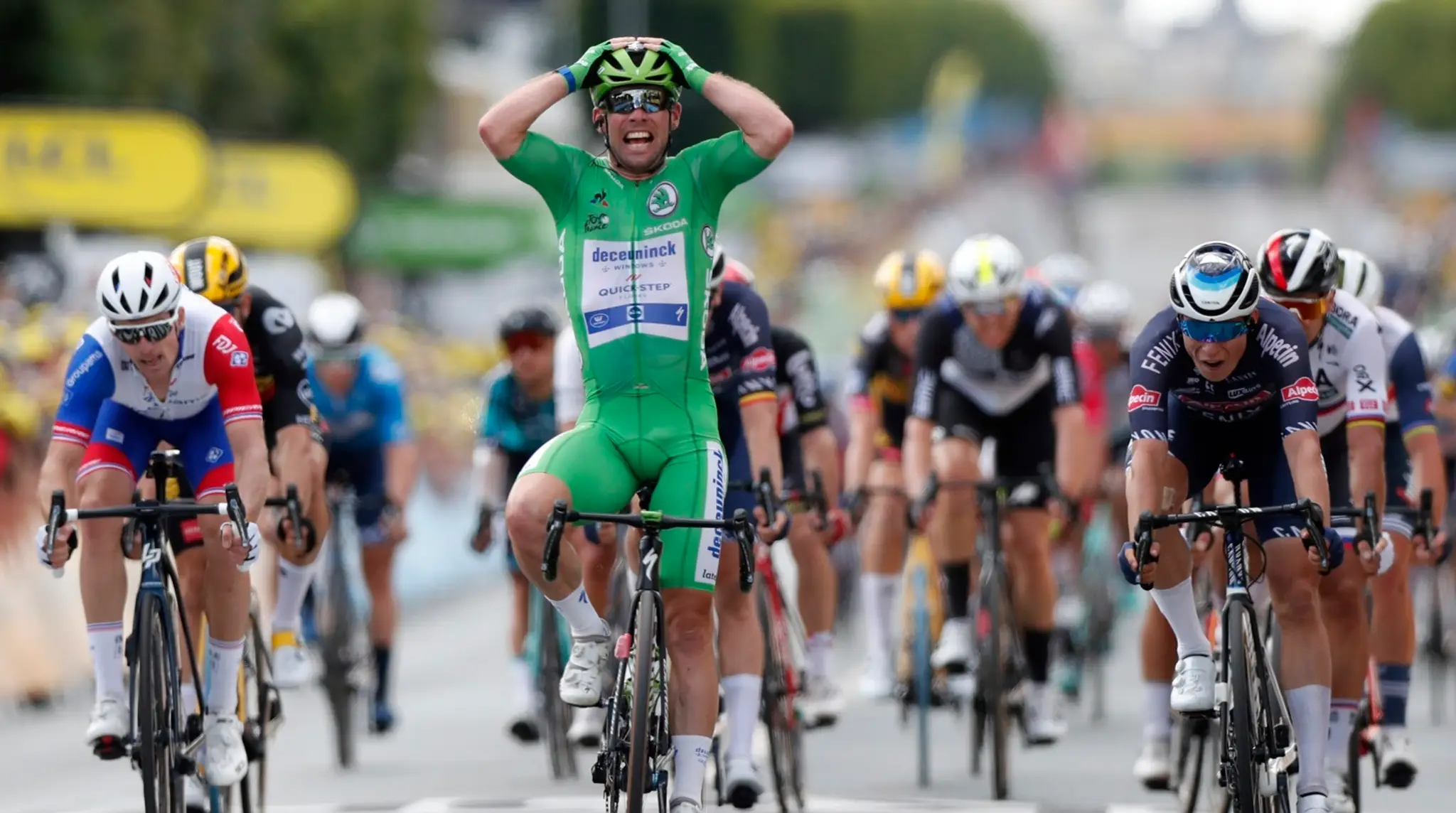 Mark Cavendish nemôže uveriť, že sa mu opäť podarilo vyhrať.