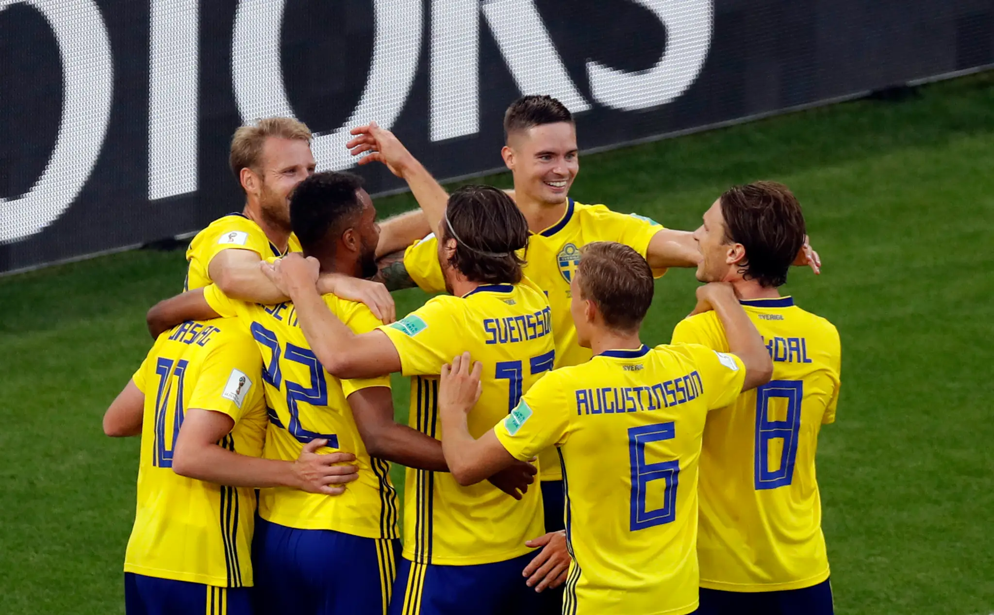 Švédski hráči oslavujú gól proti Mexiku na MS 2018.