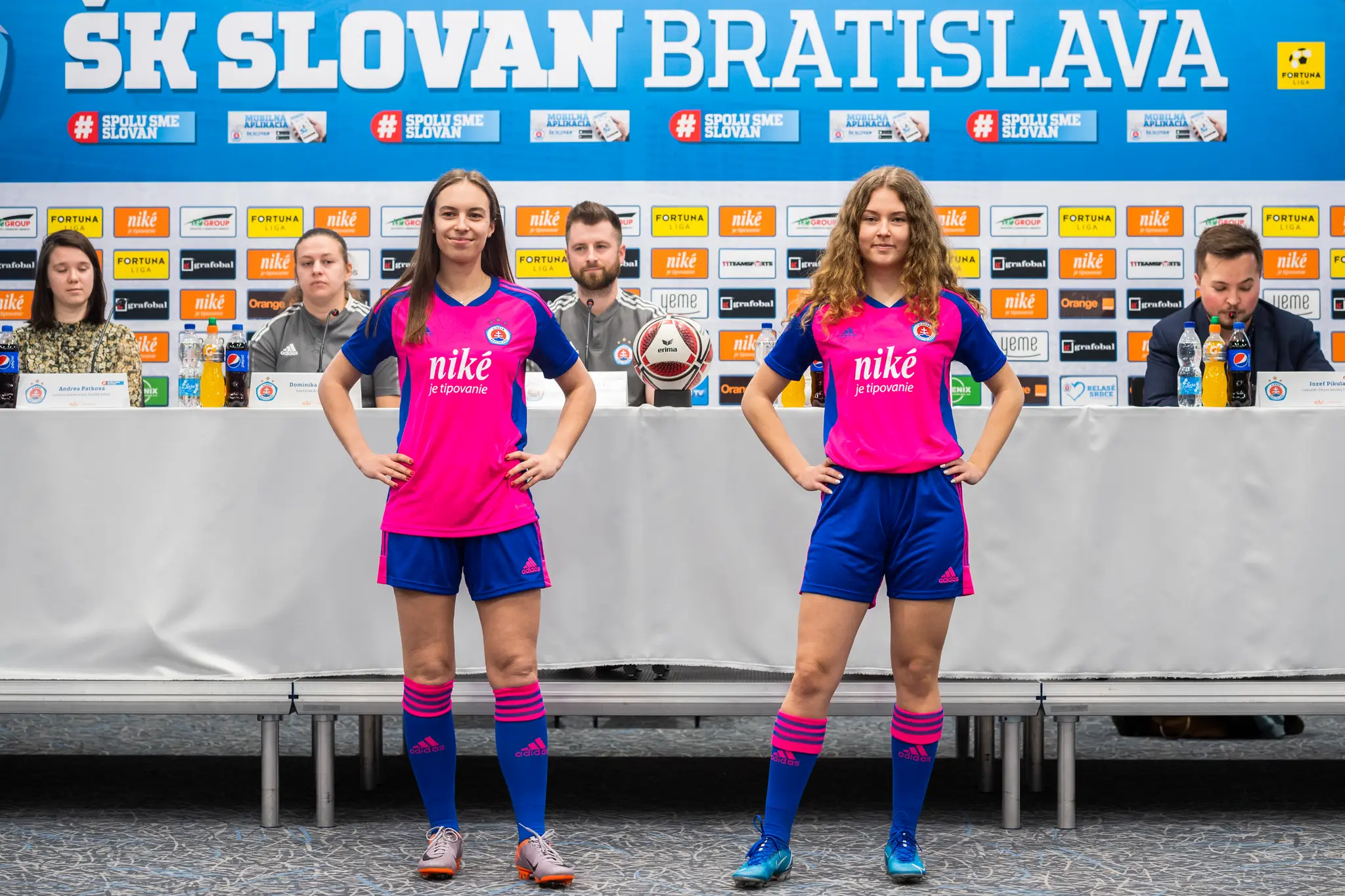 Futbalistky ŠK Slovan Bratislava Alexandra Tejová a Nina Korimová pózujú v nových dresoch počas tlačovej konferencie sekcie ženského futbalu ŠK Slovan Bratislava 21. februára 2023