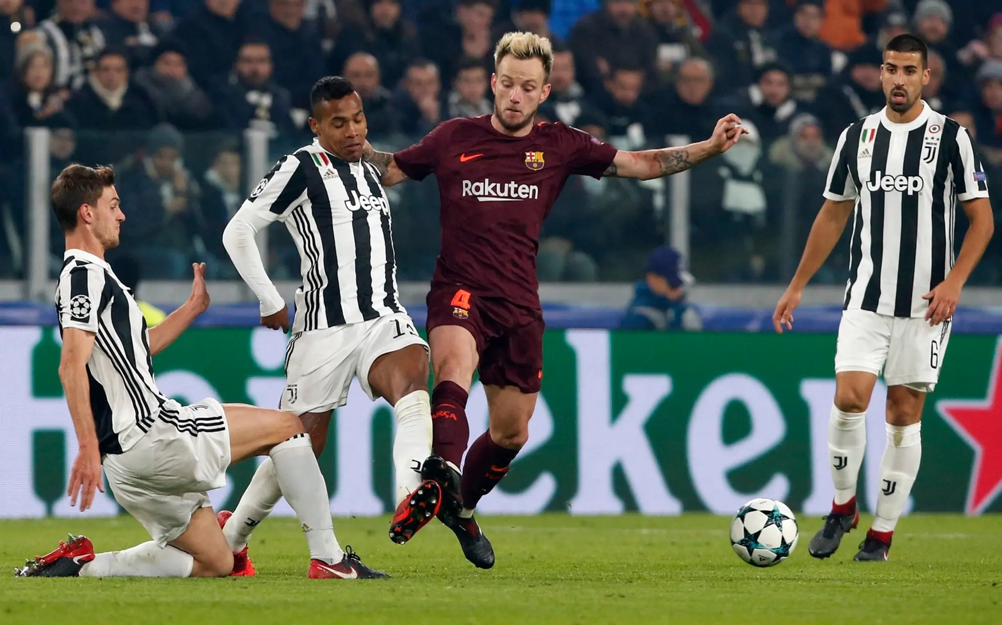 Michael Lang (v strede) z Bazileja jasá po góle v dueli LM proti ManUtd.