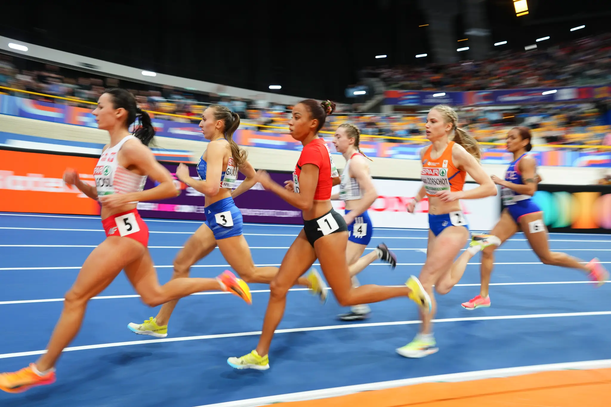 Slovenská bežkyňa Gabriela Gajanová (druhá zľava) v rozbehoch na 800 m.