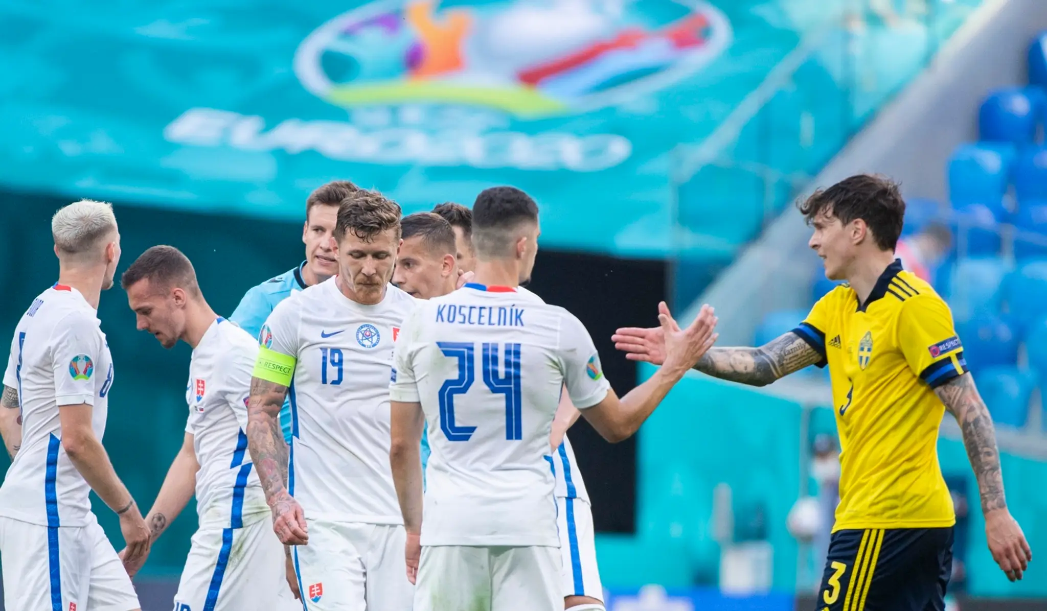 Slovenskí futbalisti, zľava Ondrej Duda, Lukáš Haraslín, Juraj Kucka, Martin Koscelník a Švéd Victor Lindelöf.