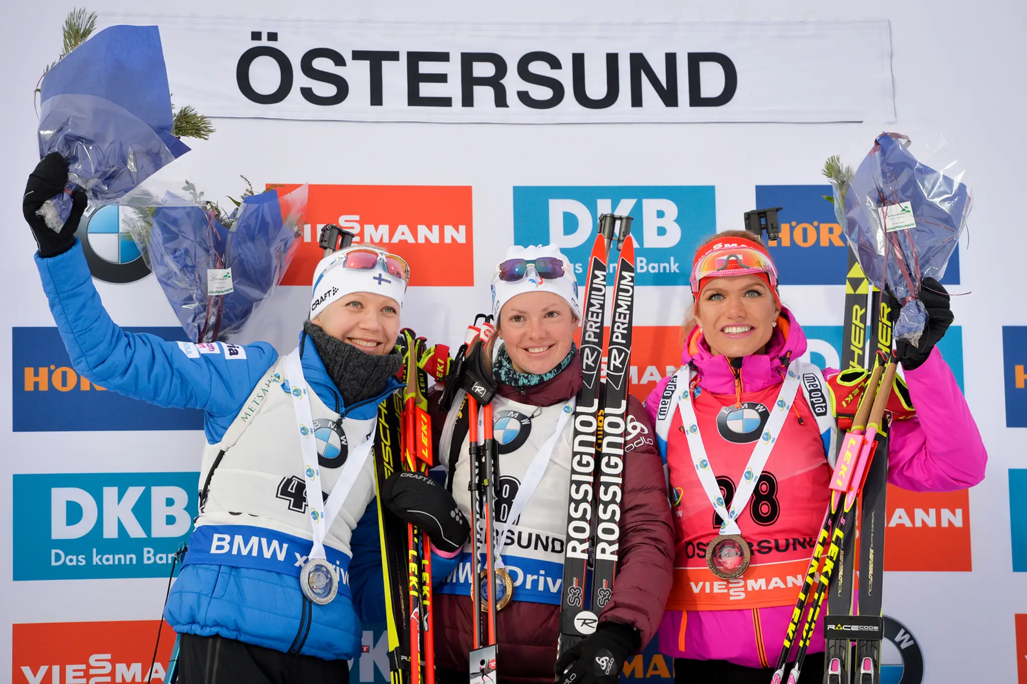 Stupeň víťazov v šprinte biatlonistiek v Östersunde obsadili zľava Kaisa Mäkäräinen, Marie Dorin-Habert a Gabriela Koukalová.