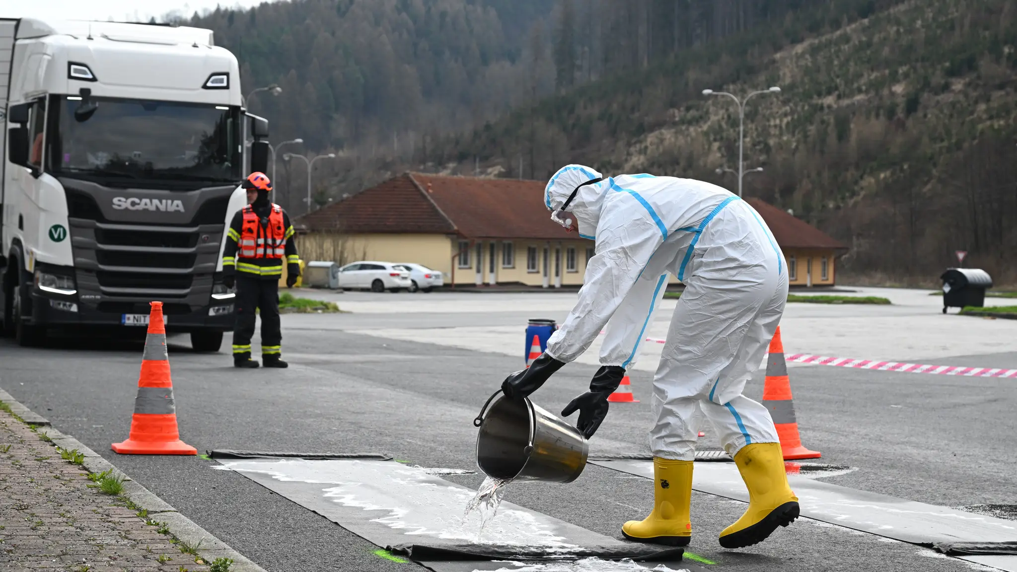 Policajti pre slintačku a krívačku zastavujú vozidlá na hraničných priechodoch
