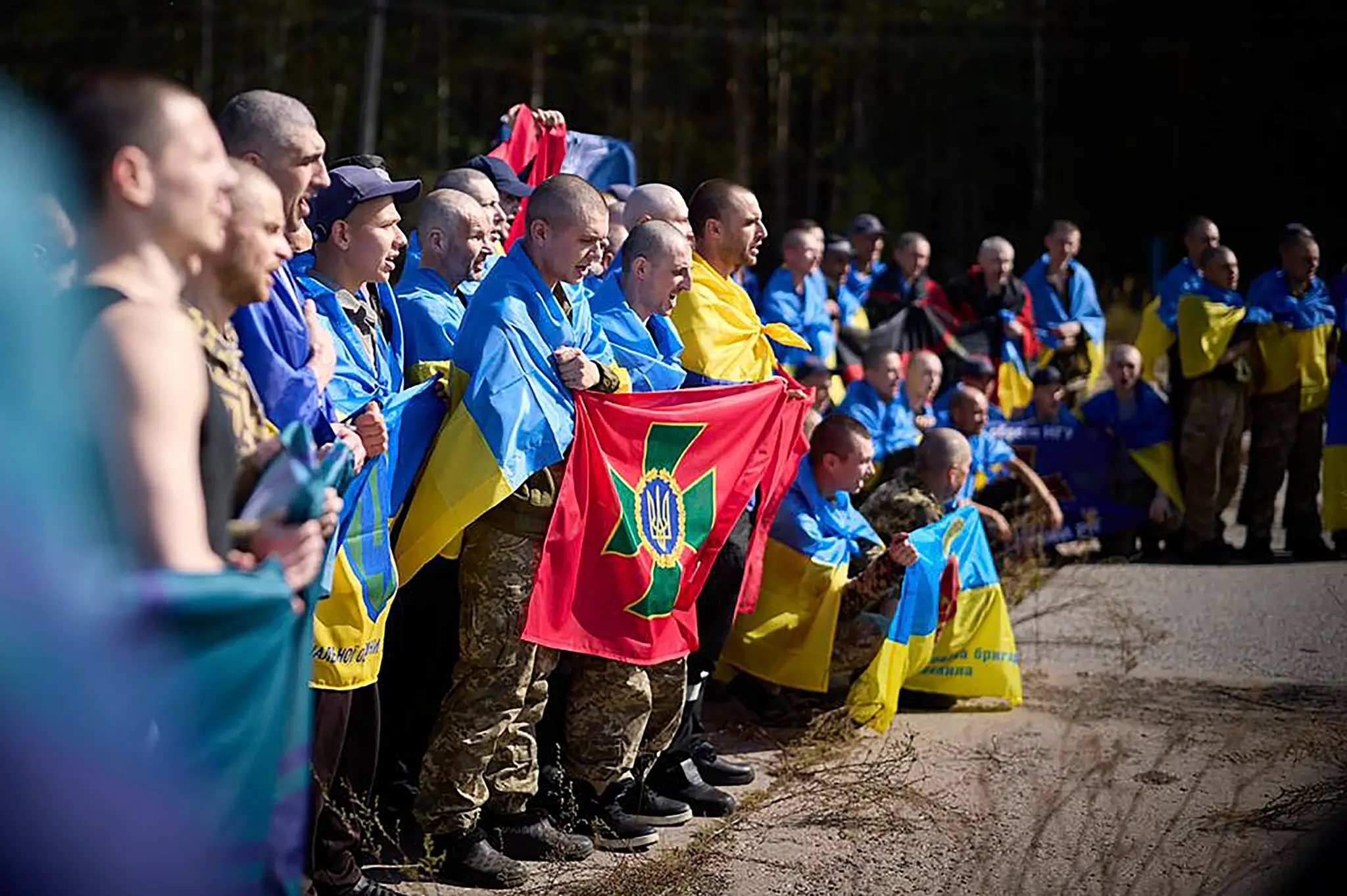Ukrajinci po prepustení v rámci výmeny väzňov na neznámom mieste na Ukrajine
