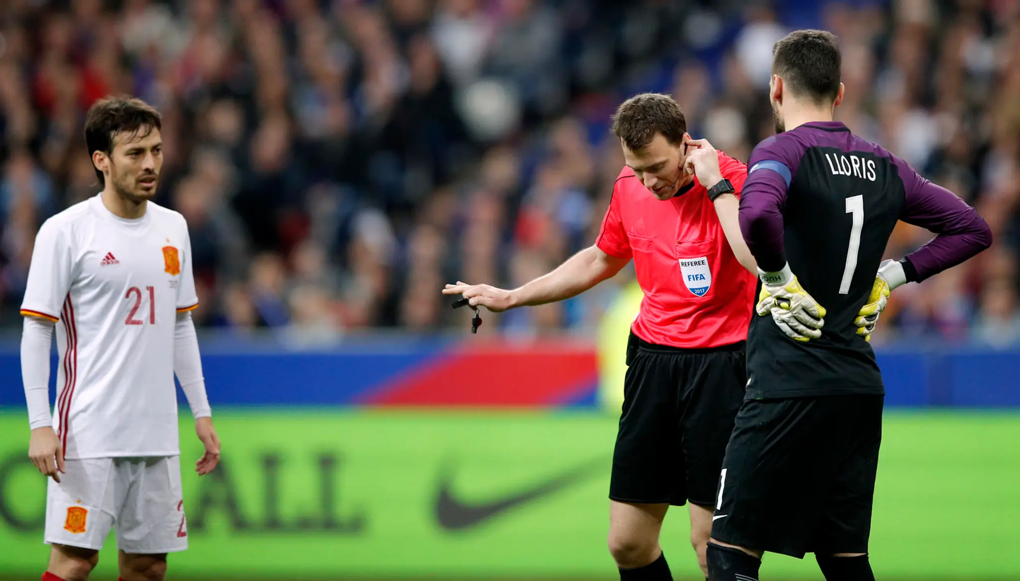 Hlavný arbiter Felix Zwayer si nechal poradiť od videorozhodcu.