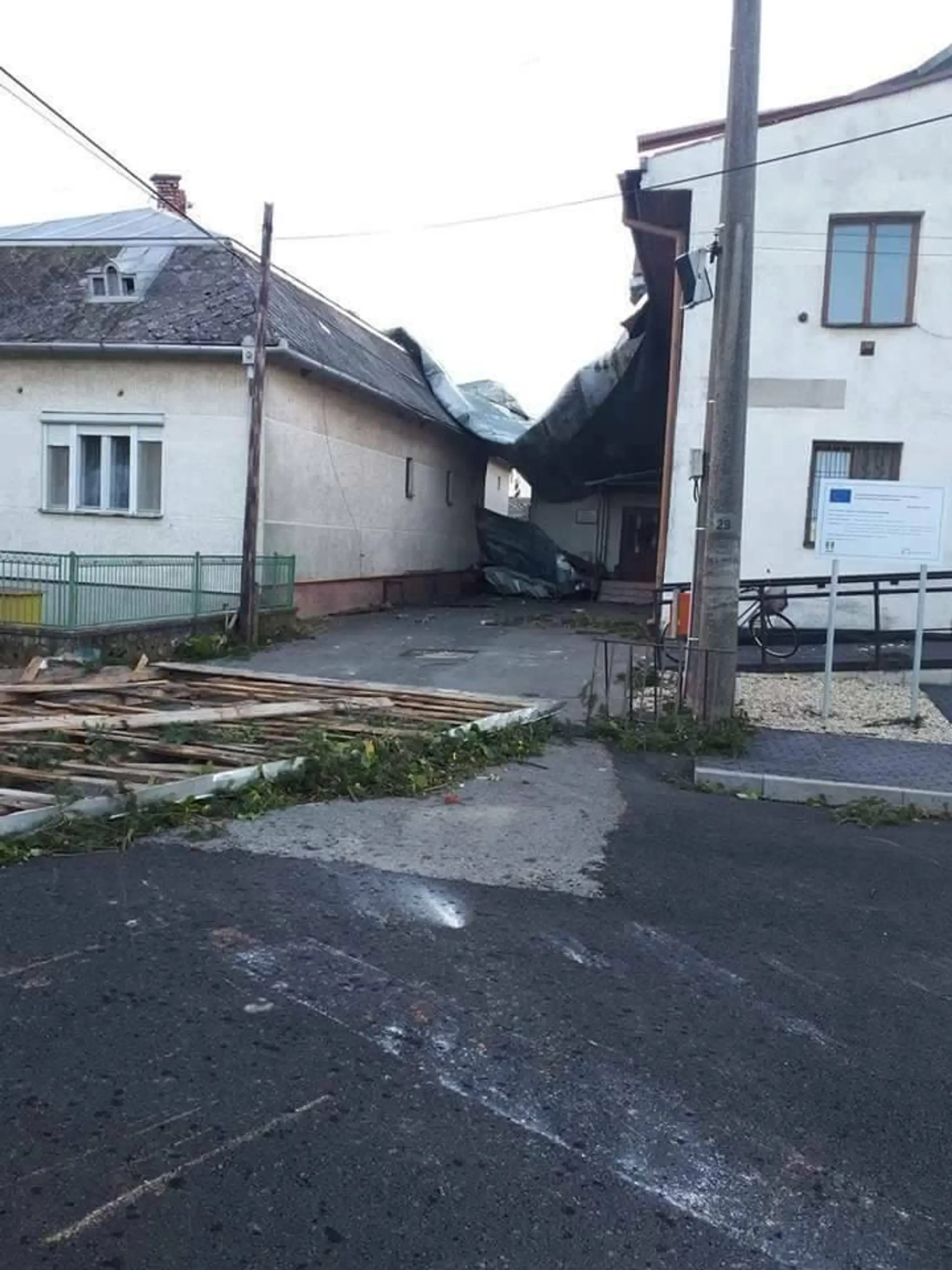 Spadnutá strecha po smršti z pošty a kultúrneho domu v obci Lekárovce.