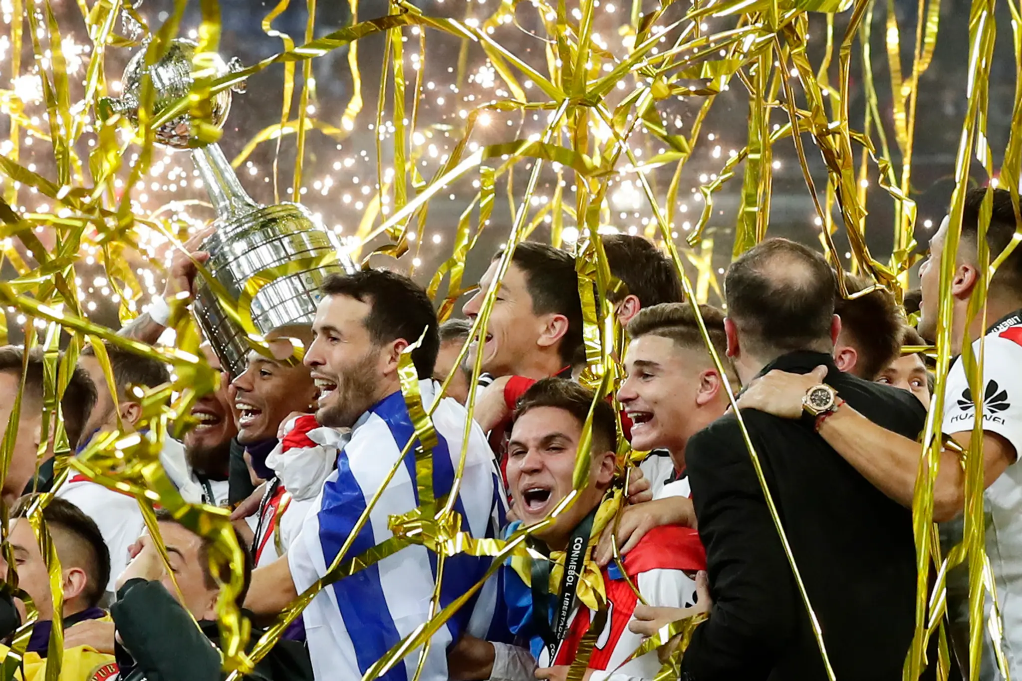 Hráči River Plate oslavujú s trofejou pre víťaza Pohára osloboditeľov.