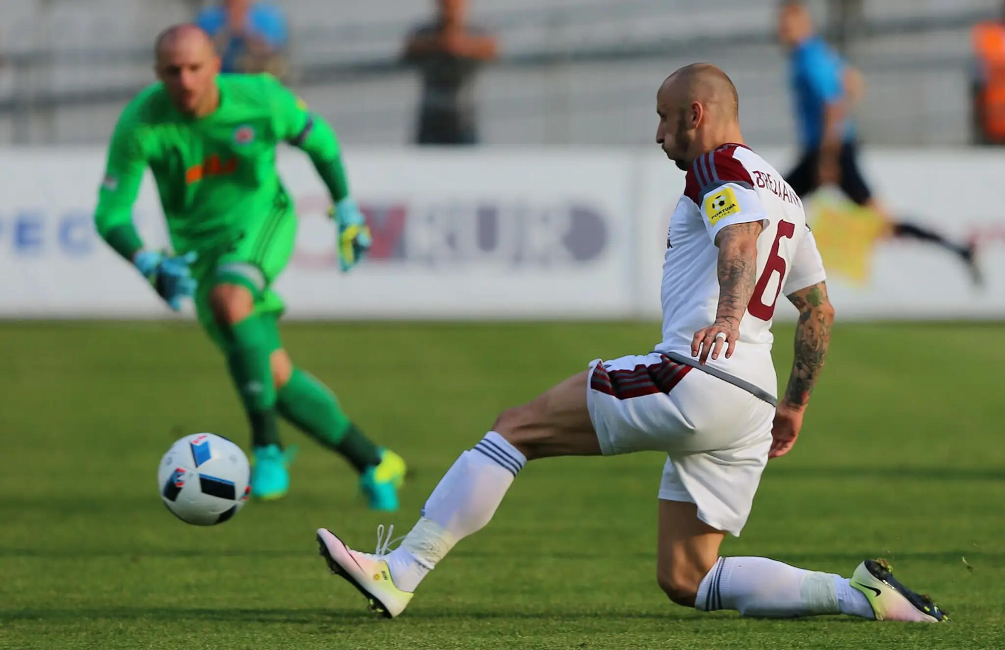 Na snímke vpravo Michal Breznaník (Podbrezová) strieľa gól na 2:0