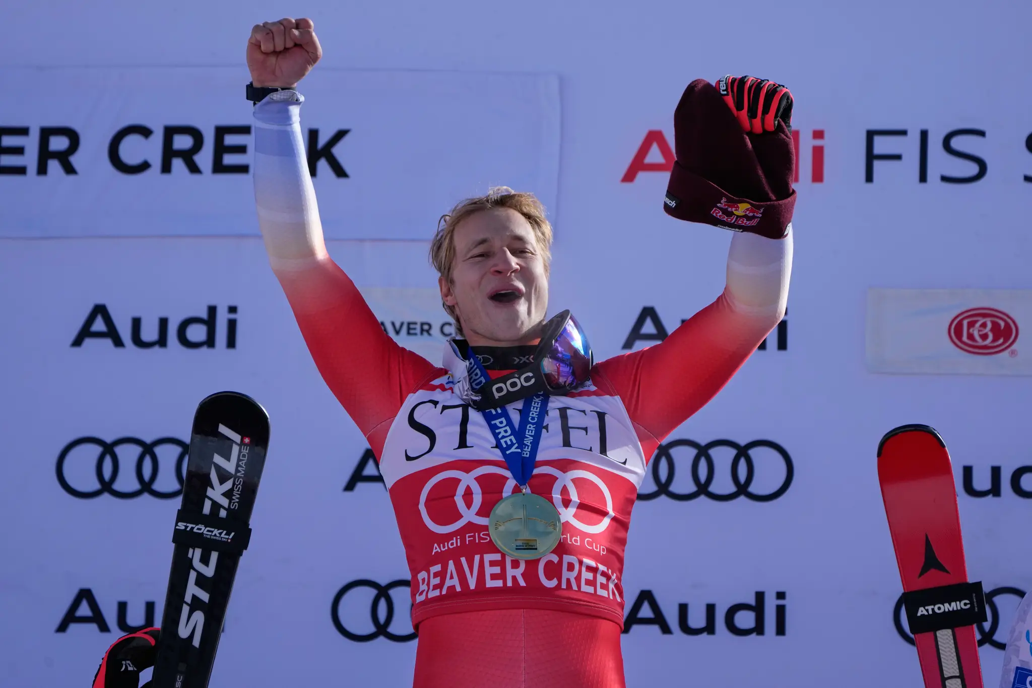 Švajčiar Marco Odermatt sa teší na pódiu po triumfe v zjazde.