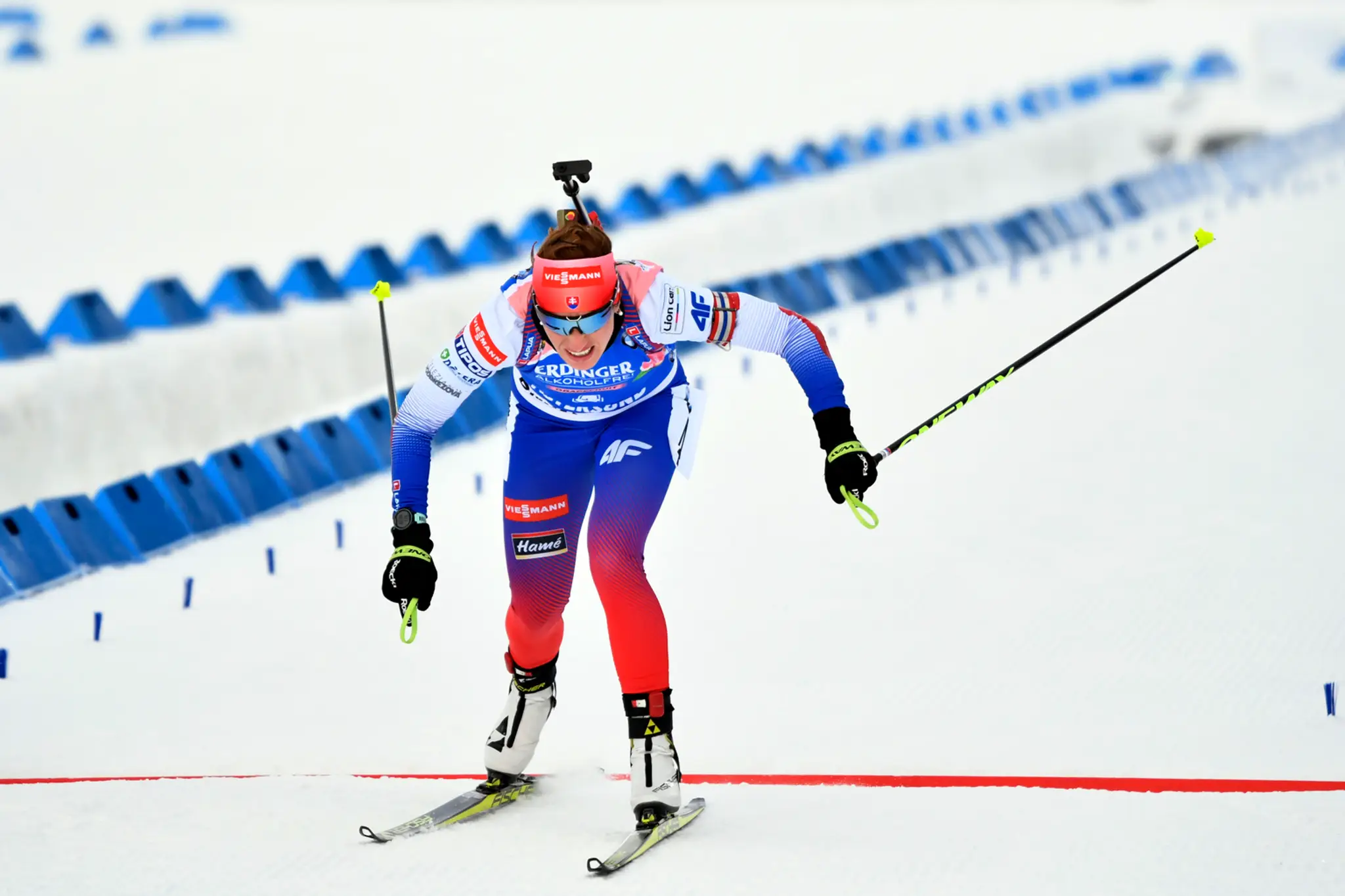 Biatlonistka Hanna Öbergová oslavuje triumf vo vytrvalostných pretekoch na MS v Östersunde.