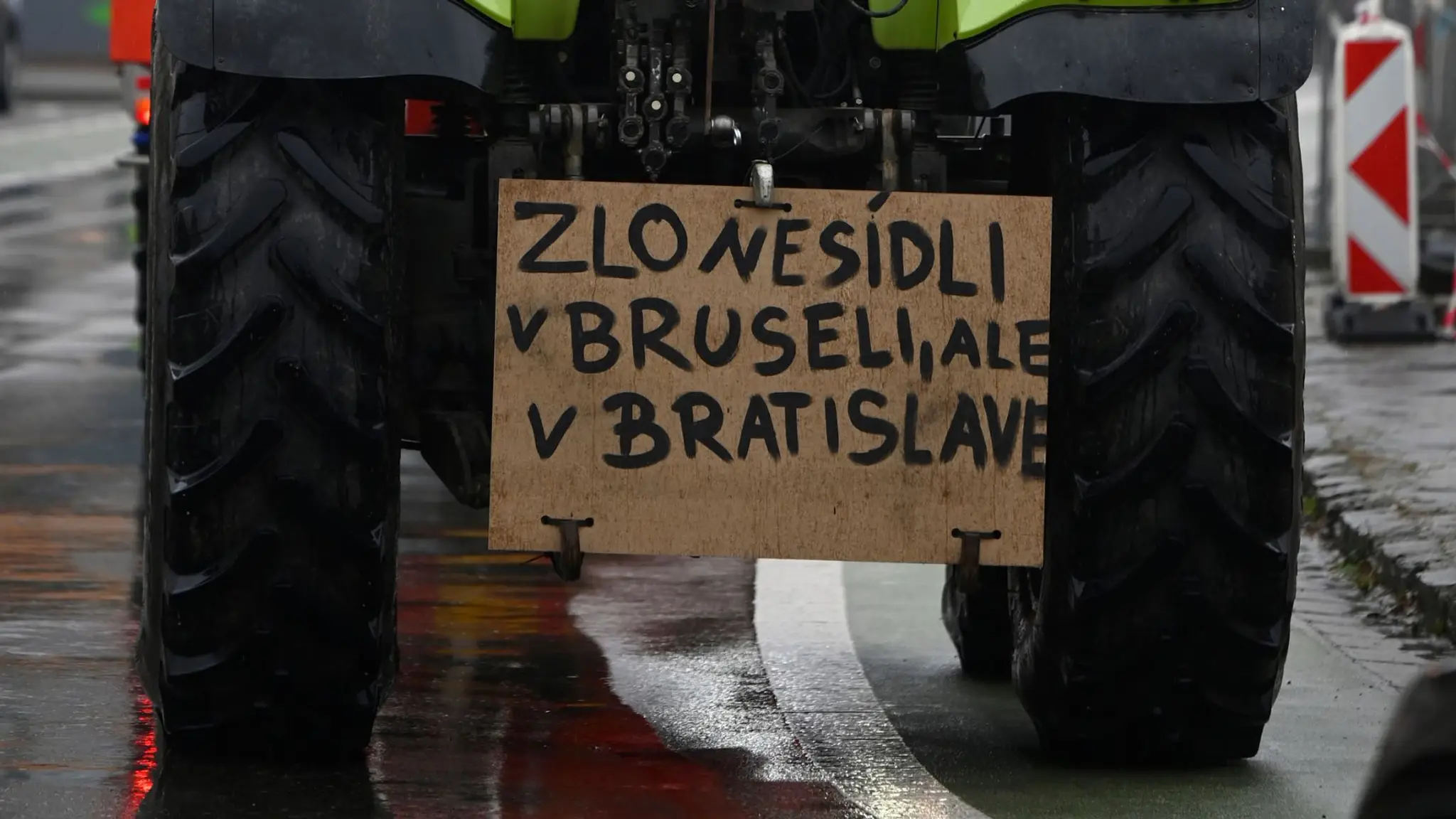 Slovenskí poľnohospodári protestujú.
