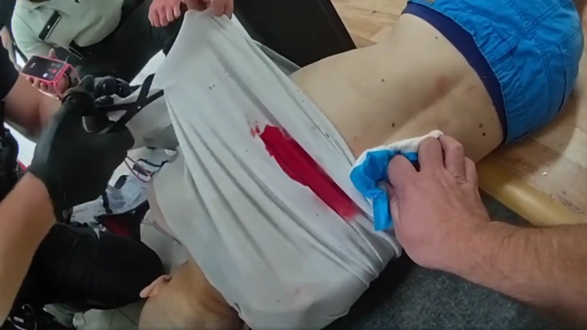 Policajti zachránili život bodnutému mužovi