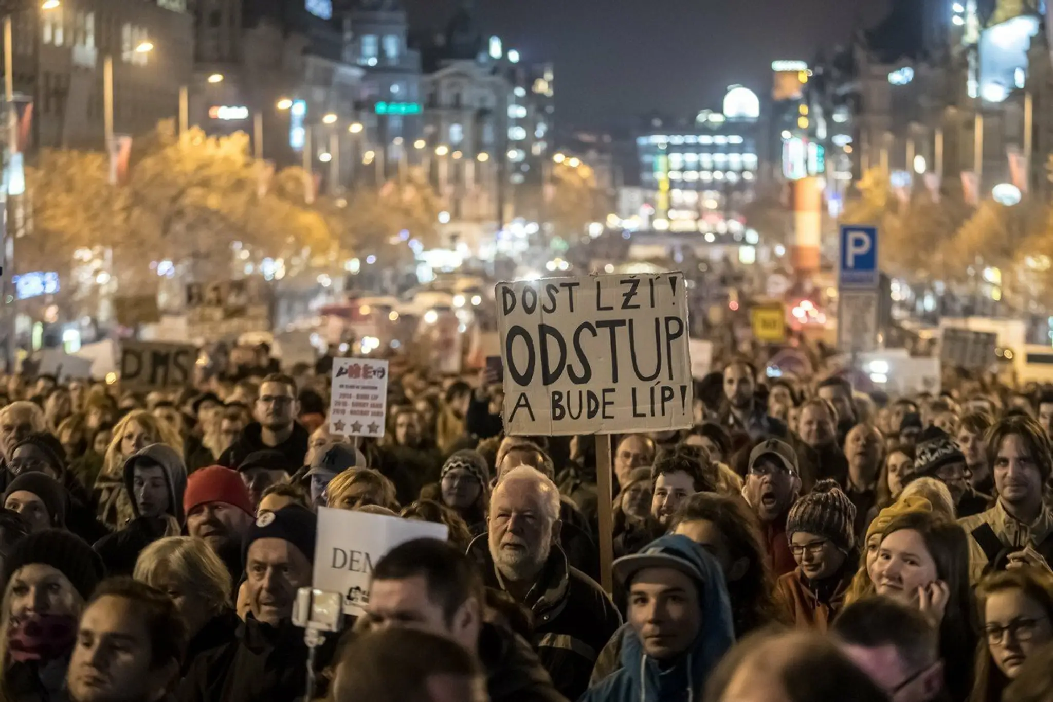 Tisíce demonštrantov na Václavskom námestí žiadajú demisiu Babiša.