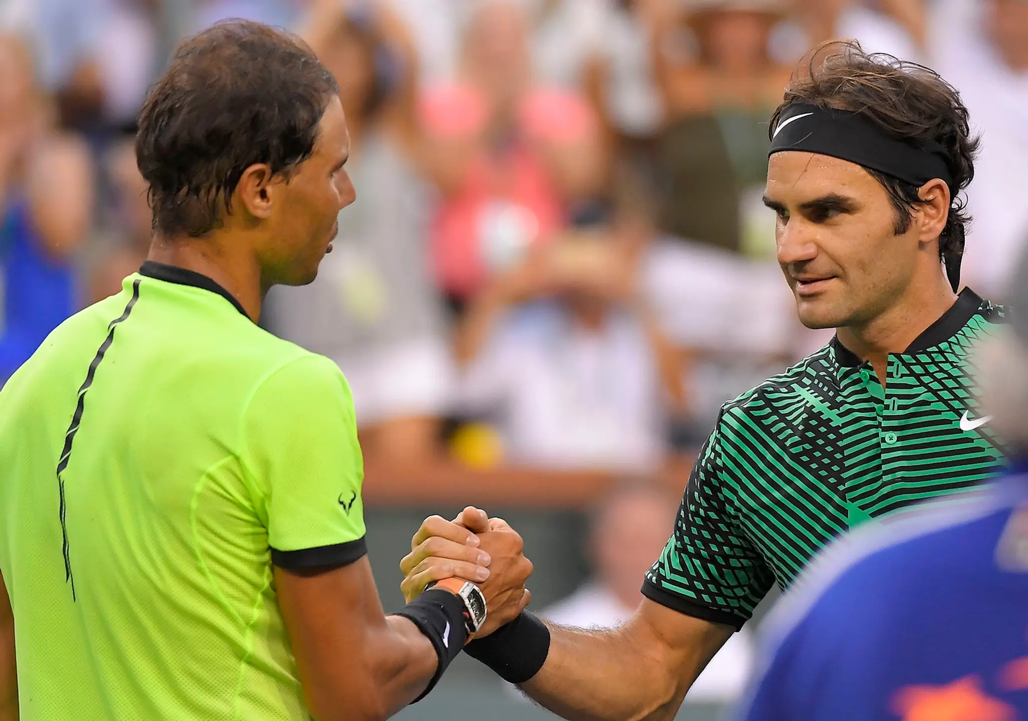Rafael nadal gratuluje k výhre Rogerovi Federerovi.