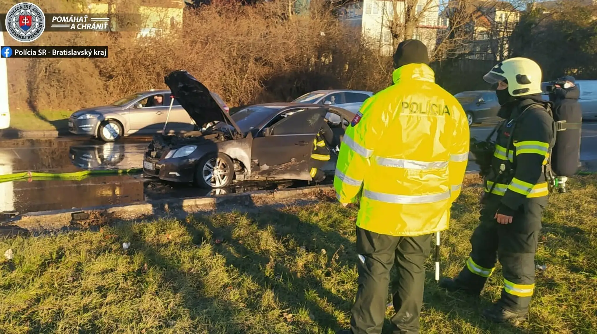 Uhasený Mercedes na bratislavskej Patrónke.