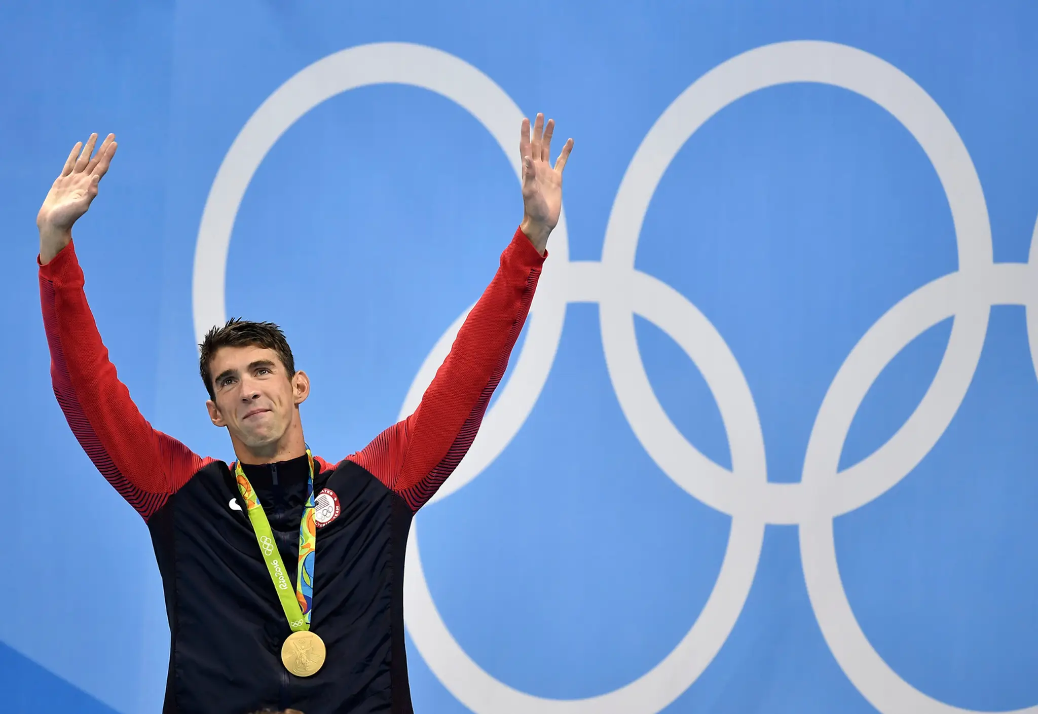 Americký plavec Michael Phelps oslavuje zlatú medailu na OH 2016 v Riu de Janeiro.