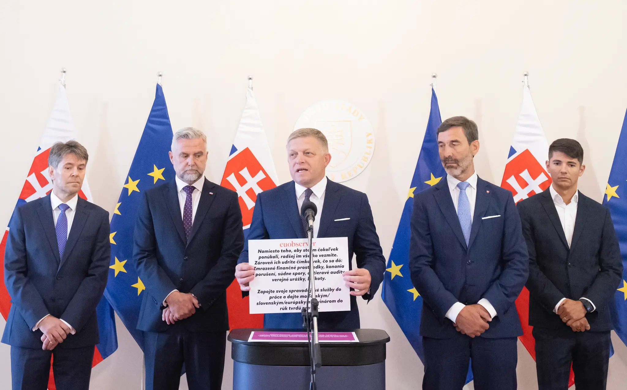 Robert Fico s ďalšími predstaviteľmi strany Smer