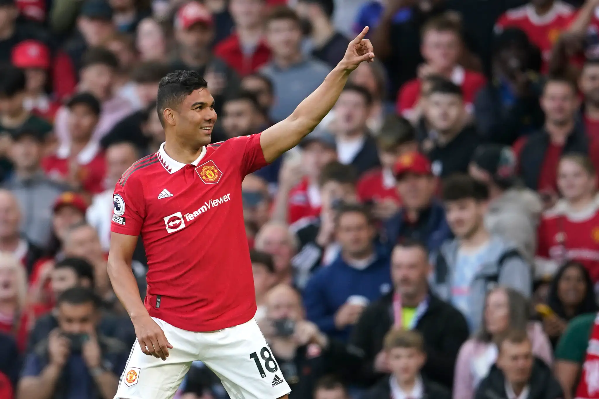 Hráč Manchesteru United Casemiro oslavuje po tom, ako strelil úvodný gól zápasu.