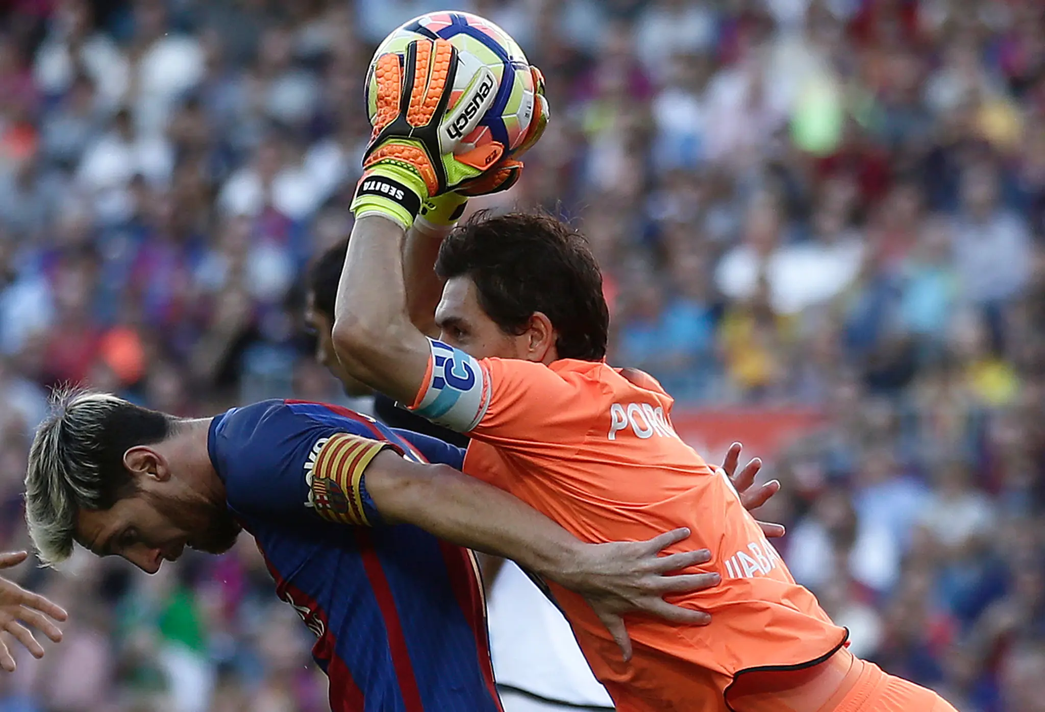 Lionel Messi a brankár Deportiva German Lux.