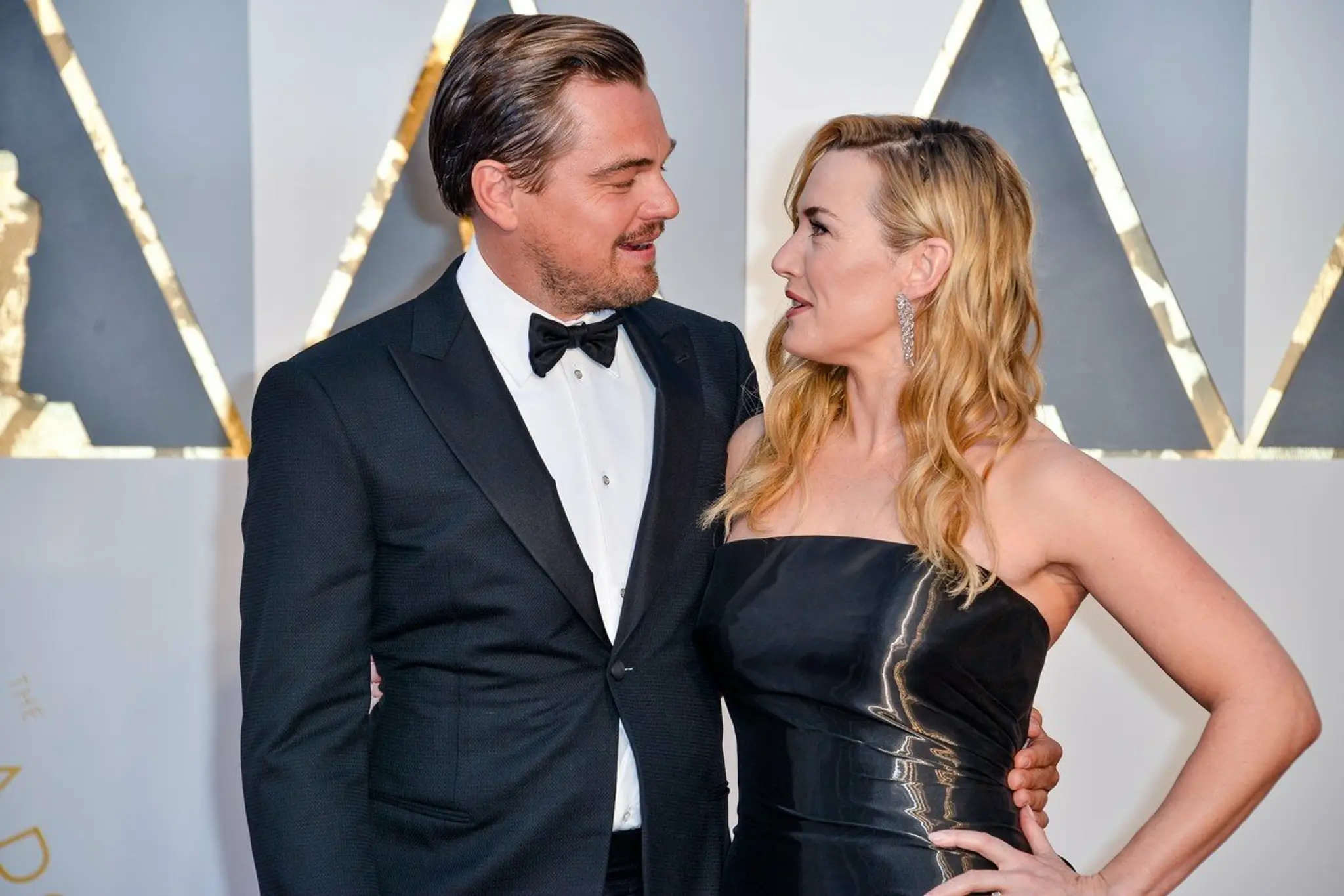Magazín tvrdí, že DiCaprio a Kate Winslet tvoria pár. Dôkazom majú byť fotky z dovolenky